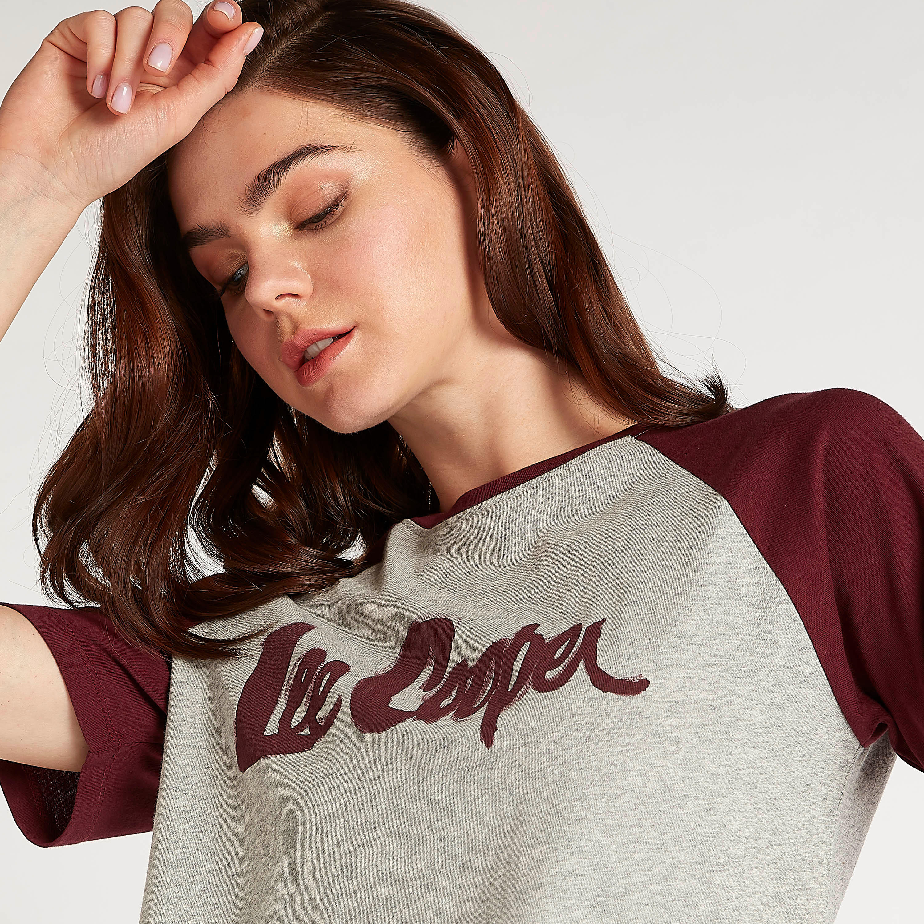 تيشيرت بياقة ضيّقة وأكمام قصيرة وطبعات من لي كوبر-women-clothing-tshirts-image-3