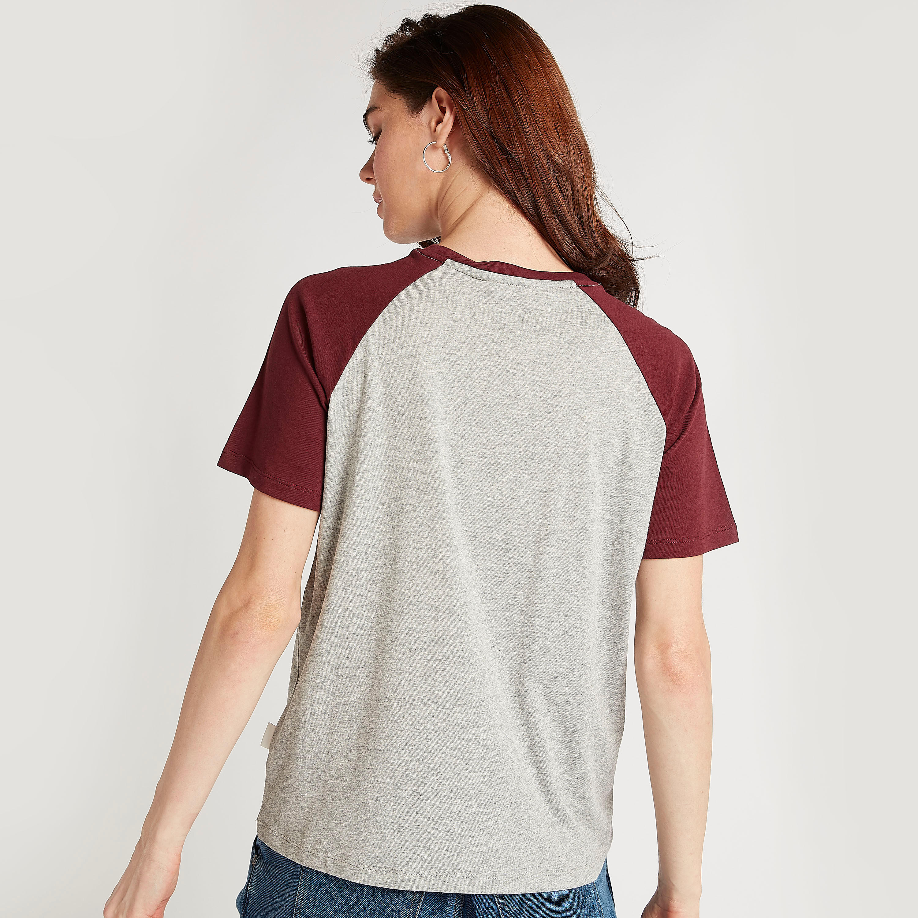 تيشيرت بياقة ضيّقة وأكمام قصيرة وطبعات من لي كوبر-women-clothing-tshirts-image-2