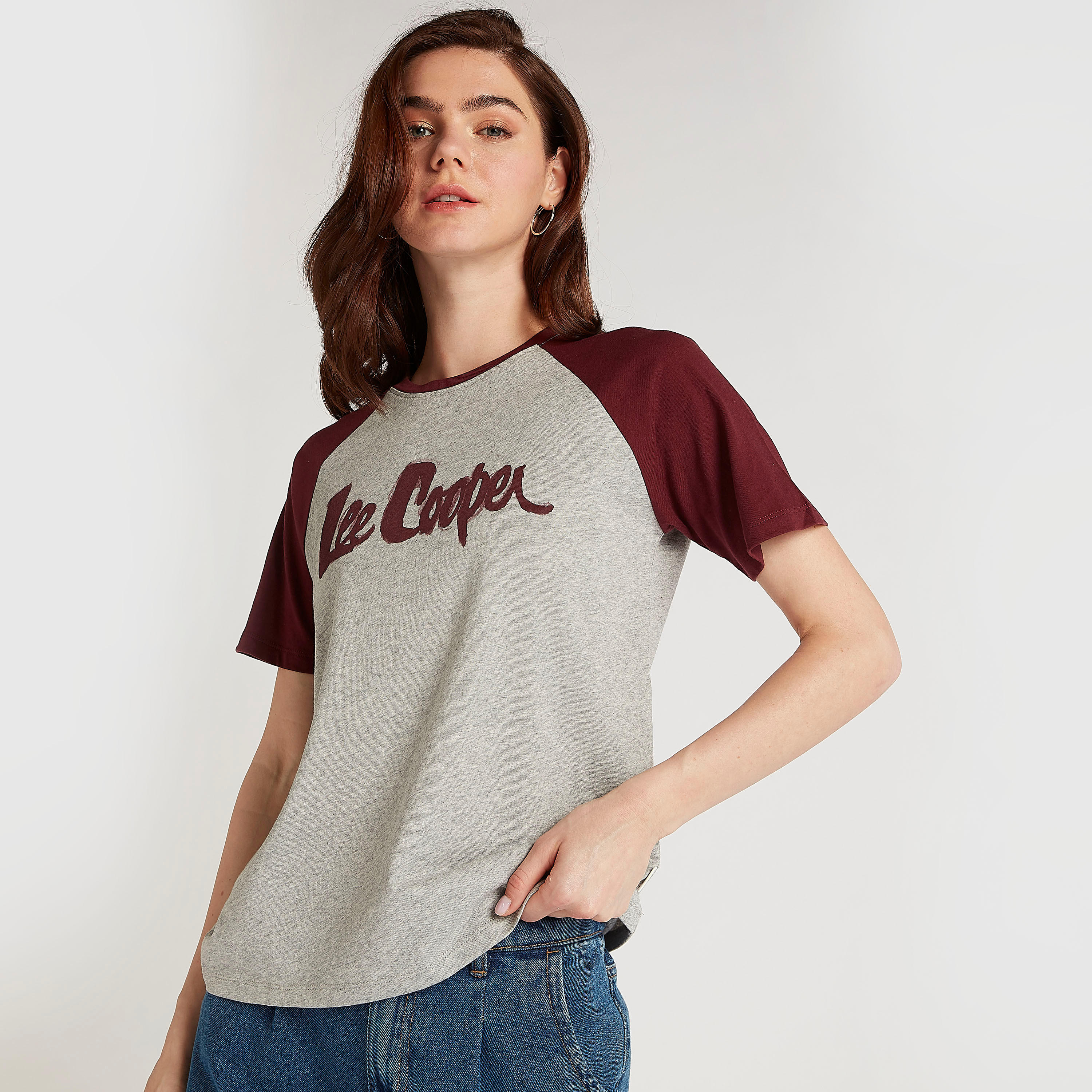تيشيرت بياقة ضيّقة وأكمام قصيرة وطبعات من لي كوبر-women-clothing-tshirts-image-1