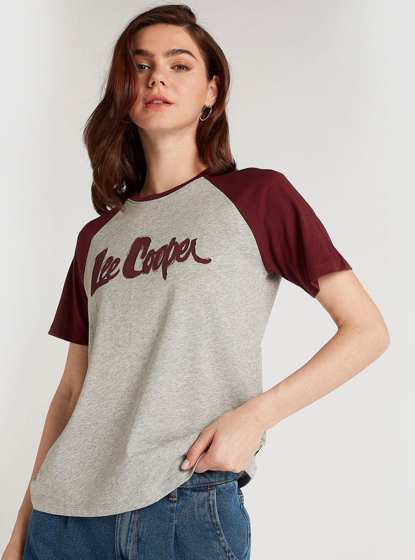 تيشيرت بياقة ضيّقة وأكمام قصيرة وطبعات من لي كوبر-women-clothing-tshirts-image-1