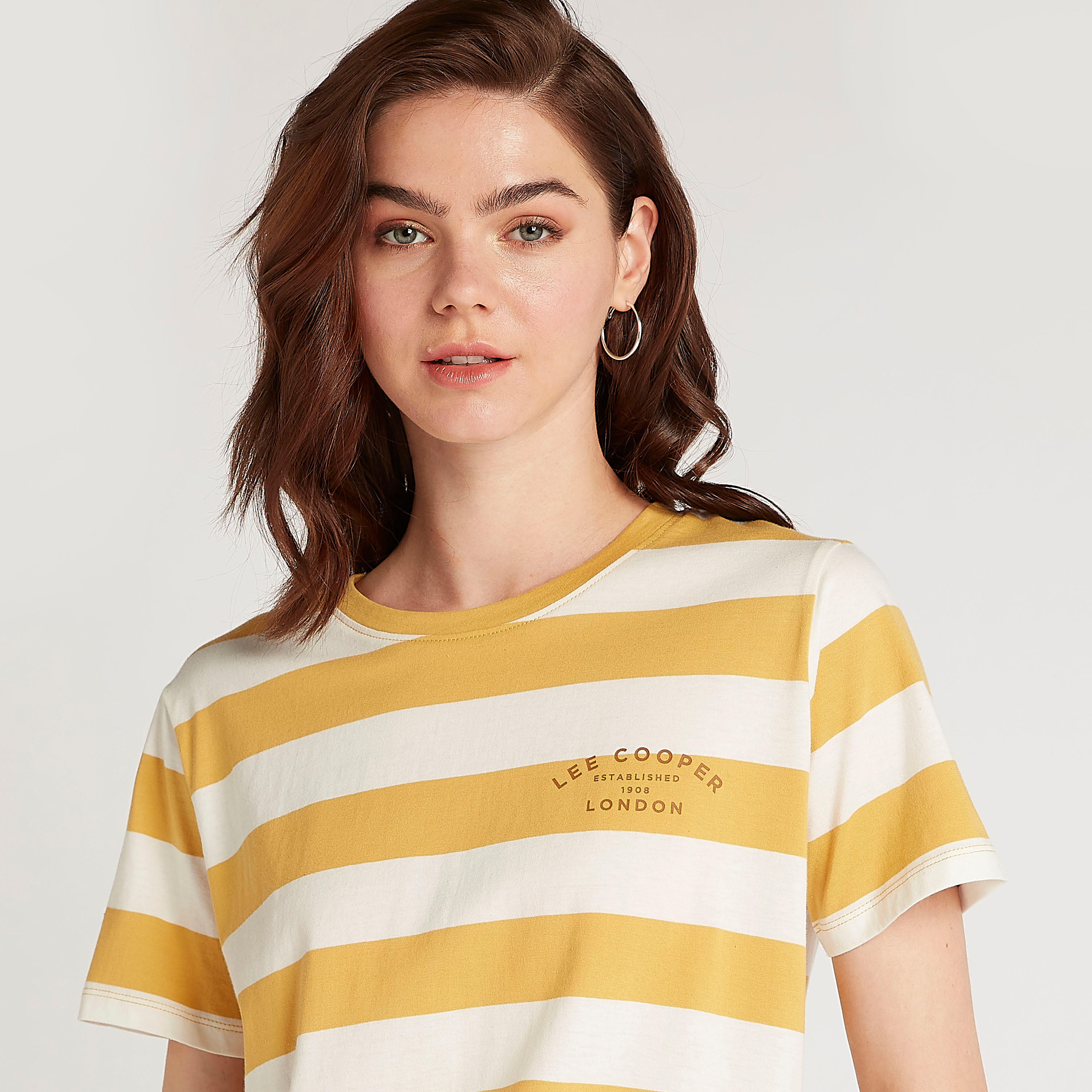 تيشيرت مقلّم بياقة ضيّقة وأكمام قصيرة من لي كوبر-women-clothing-tshirts-image-1