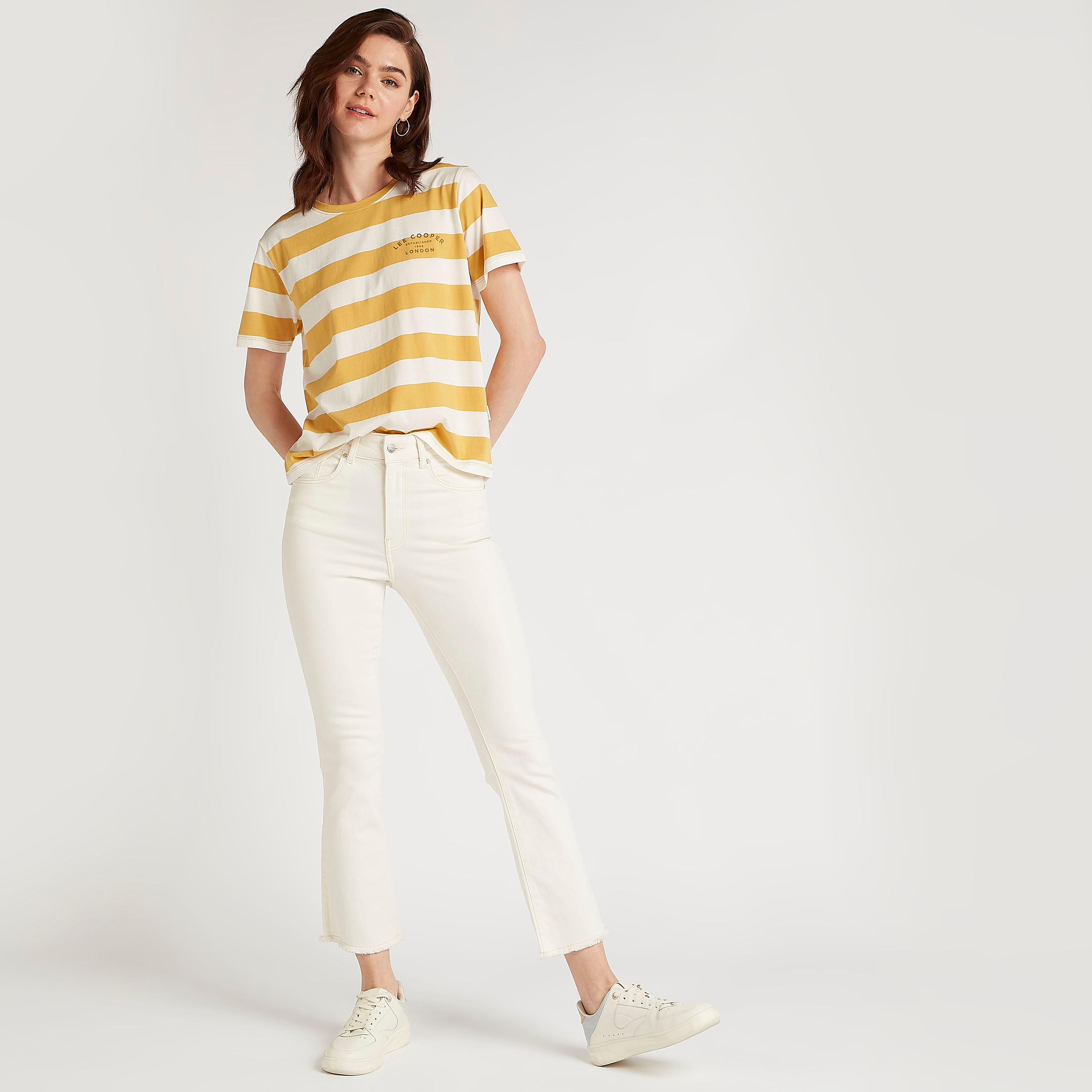 تيشيرت مقلّم بياقة ضيّقة وأكمام قصيرة من لي كوبر-women-clothing-tshirts-image-2