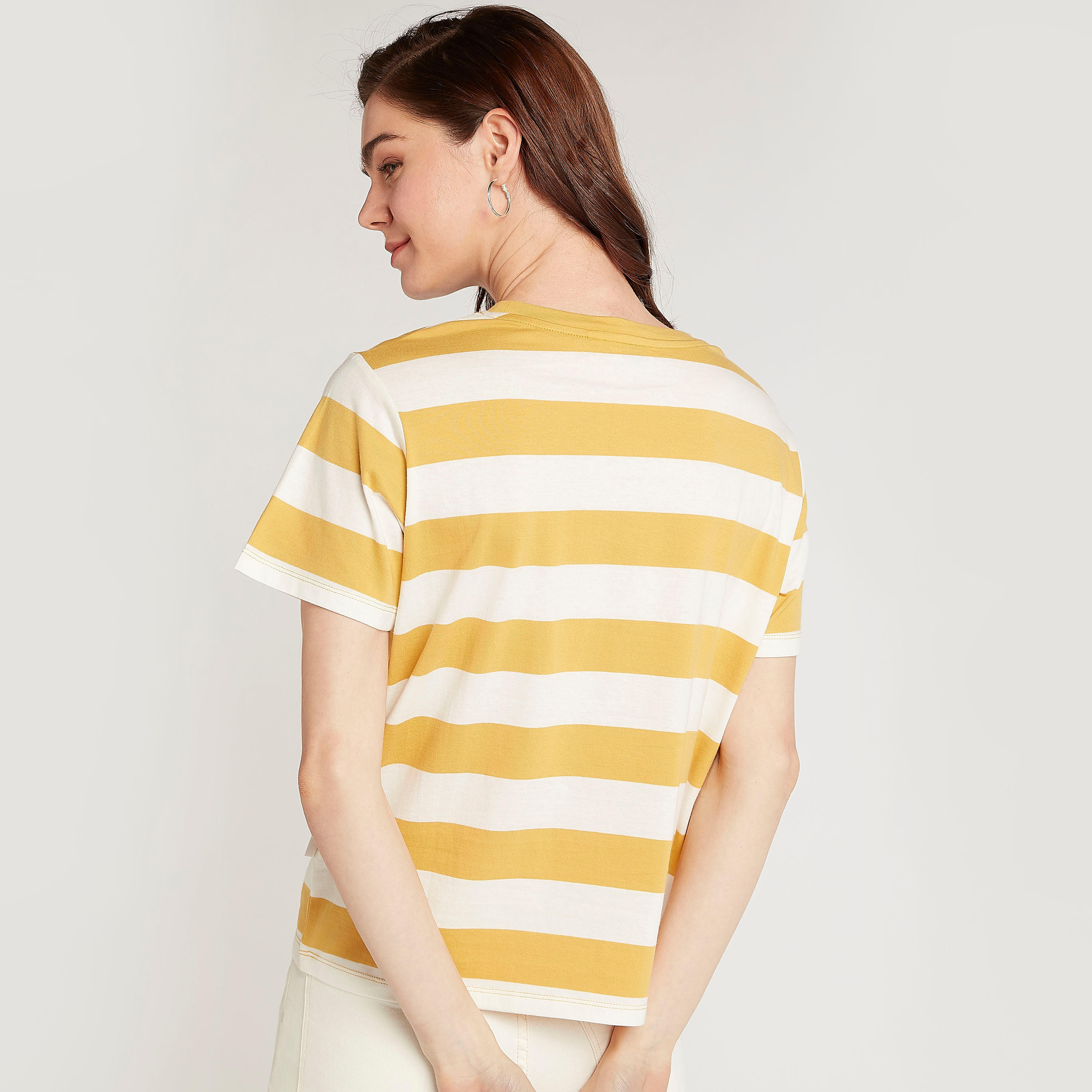 تيشيرت مقلّم بياقة ضيّقة وأكمام قصيرة من لي كوبر-women-clothing-tshirts-image-4