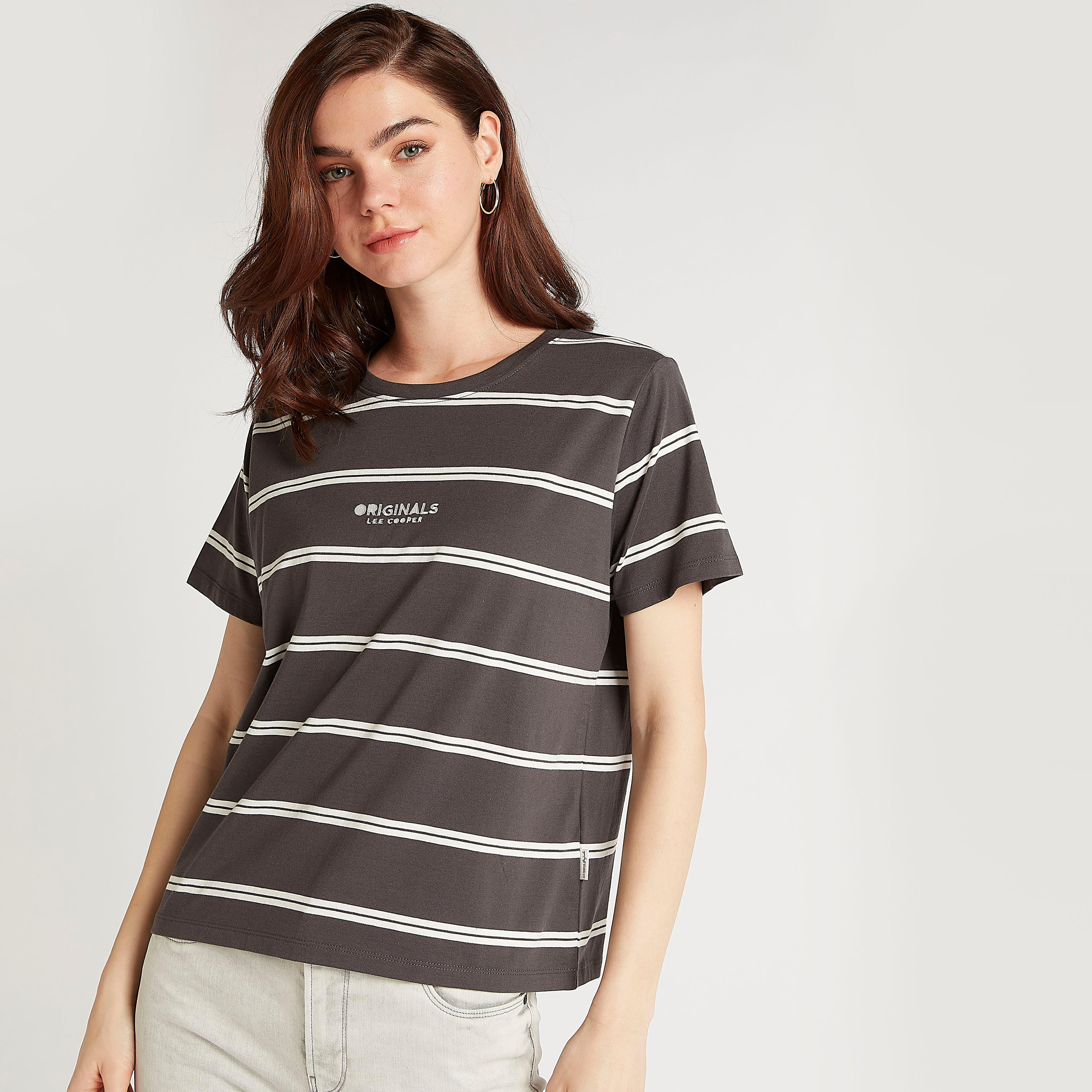 تيشيرت مقلّم بياقة ضيّقة وأكمام قصيرة من لي كوبر-women-clothing-tshirts-image-1