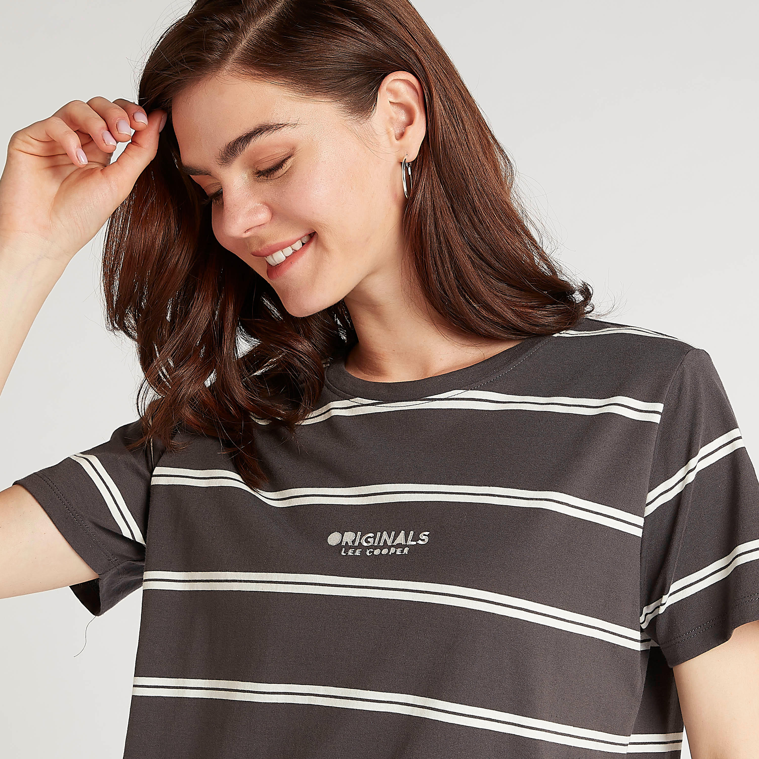 تيشيرت مقلّم بياقة ضيّقة وأكمام قصيرة من لي كوبر-women-clothing-tshirts-image-3