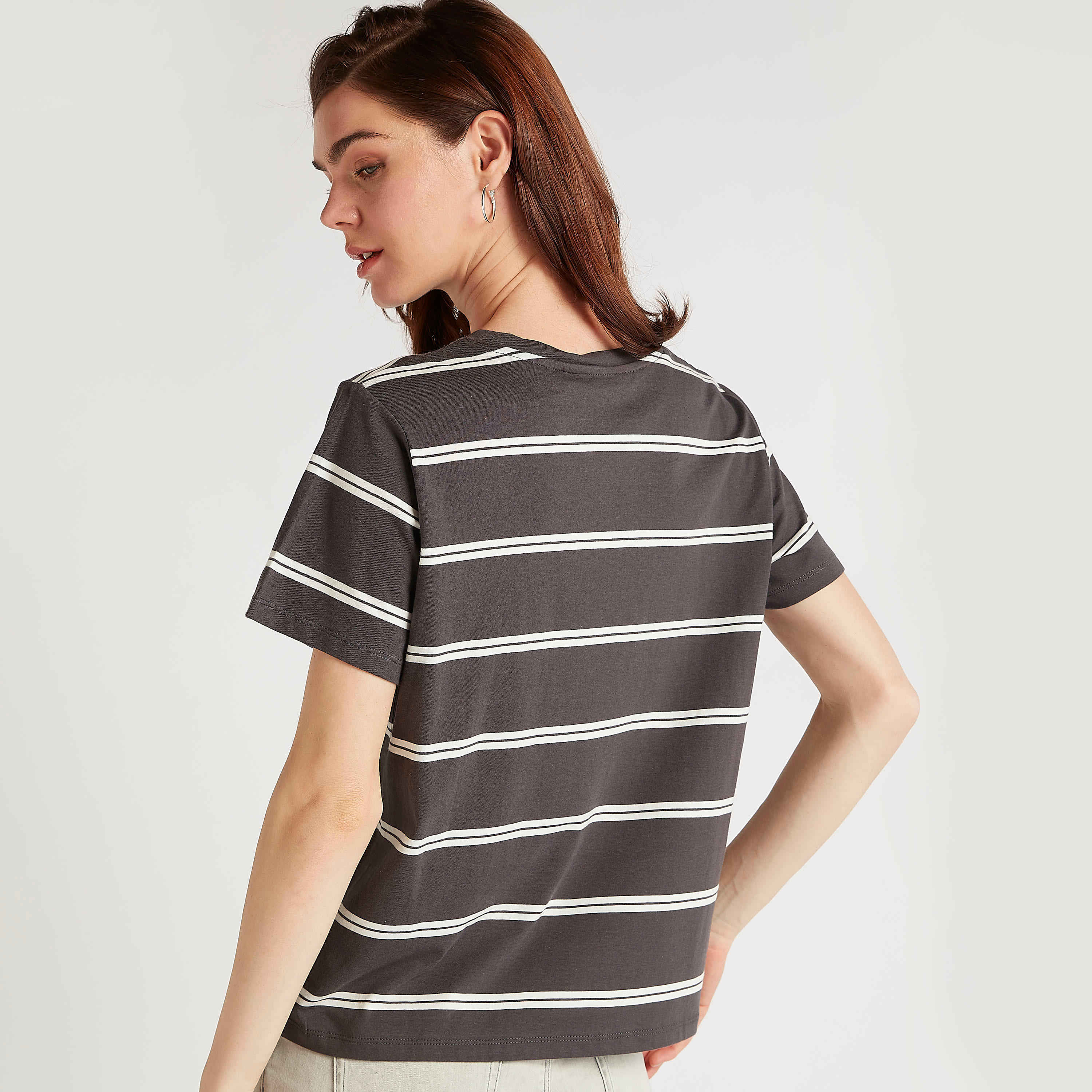 تيشيرت مقلّم بياقة ضيّقة وأكمام قصيرة من لي كوبر-women-clothing-tshirts-image-4