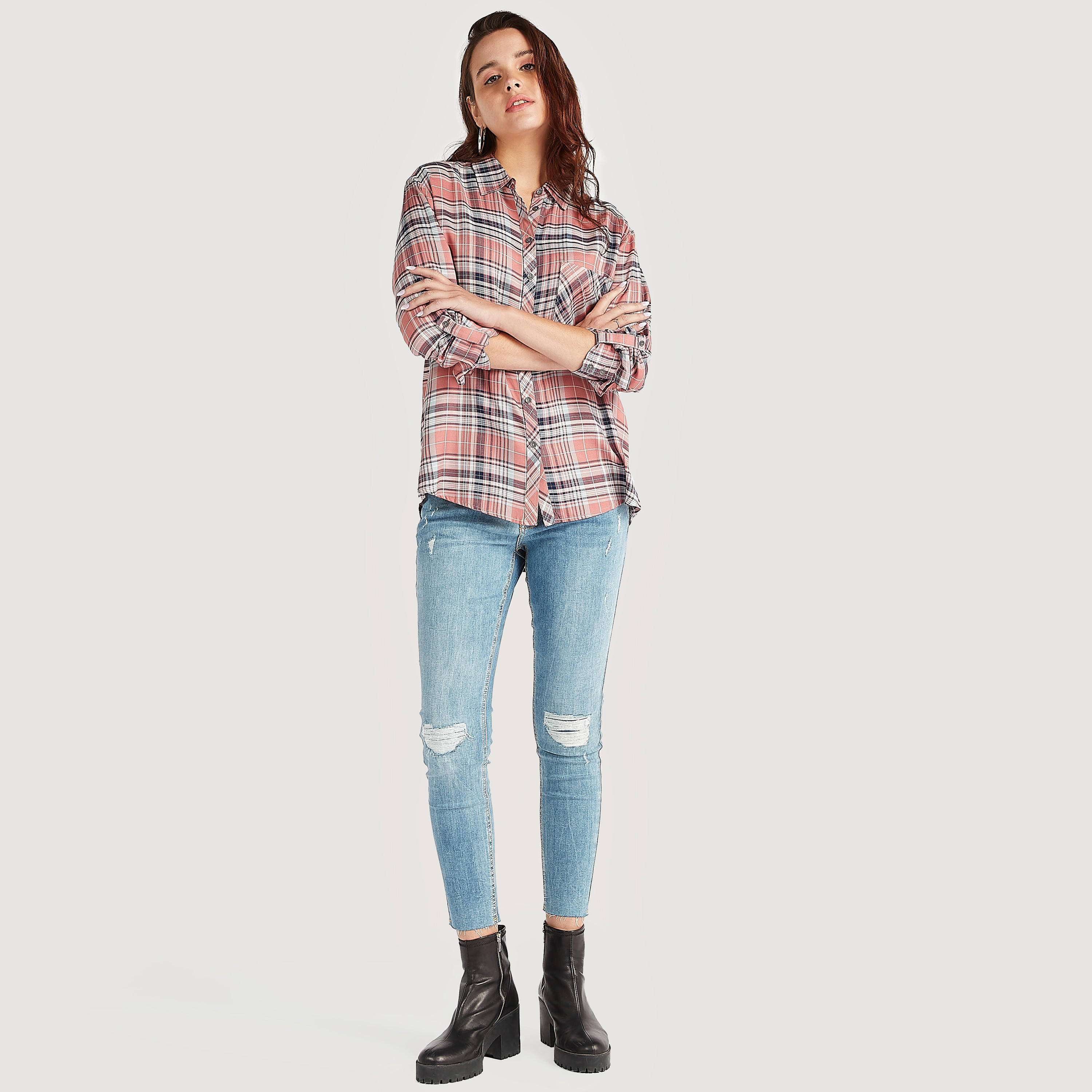 قميص بوي فريند كاروهات مع أكمام طويلة من لي كوبر-women-clothing-shirtsandblouses-shirts-image-2