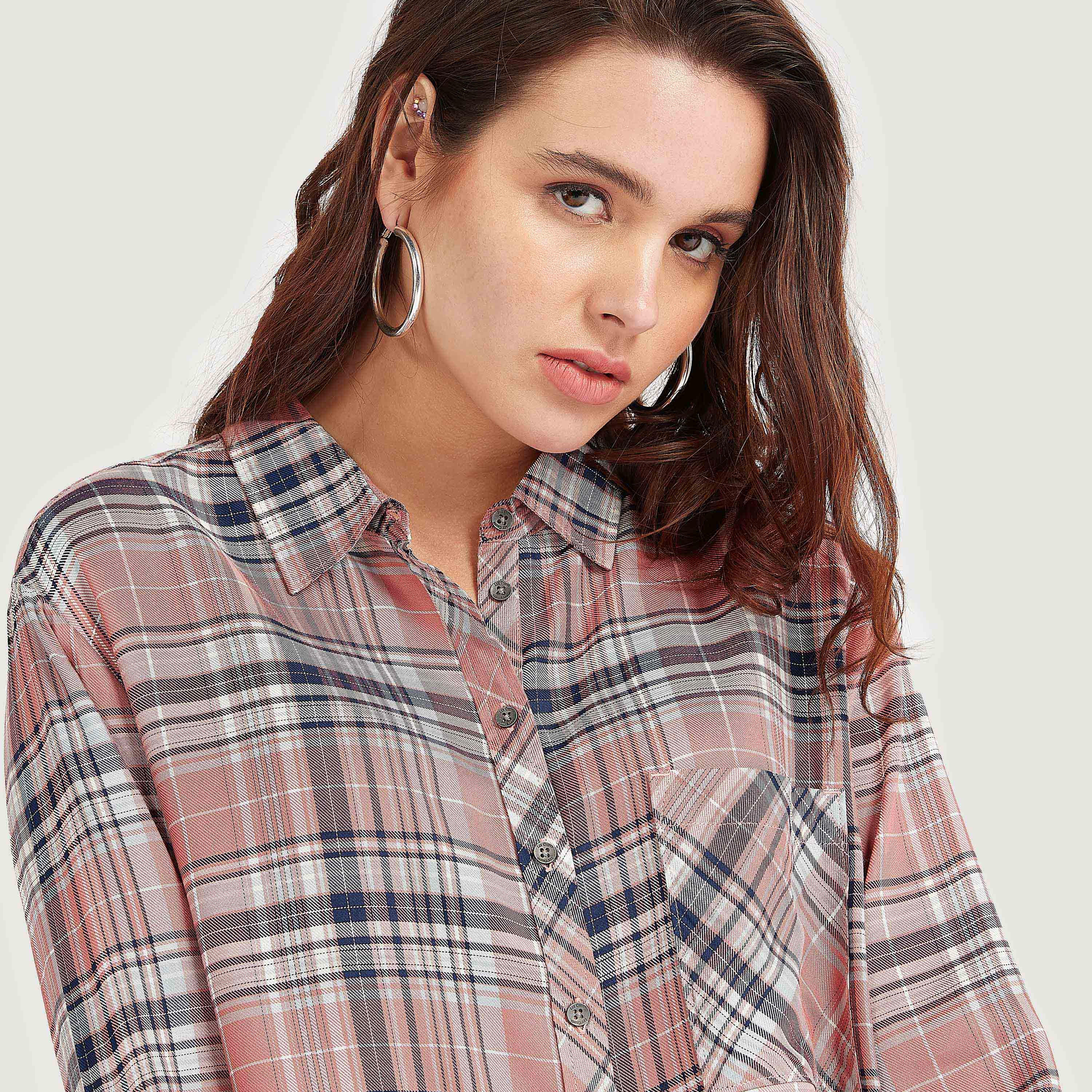 قميص بوي فريند كاروهات مع أكمام طويلة من لي كوبر-women-clothing-shirtsandblouses-shirts-image-4