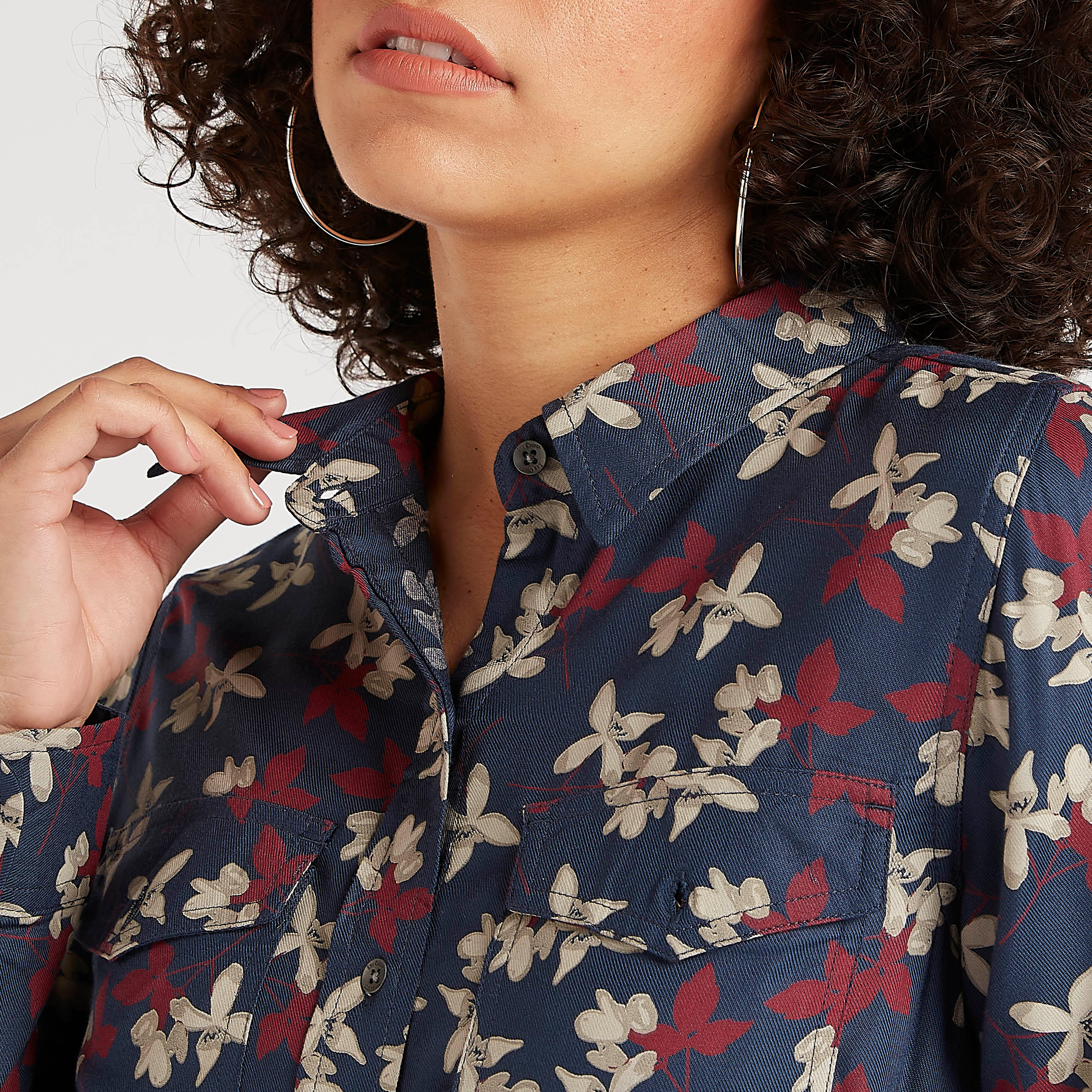 قميص بوي فريند دنيم بطبعات وجيب بطيّة من لي كوبر-women-clothing-shirtsandblouses-shirts-image-3