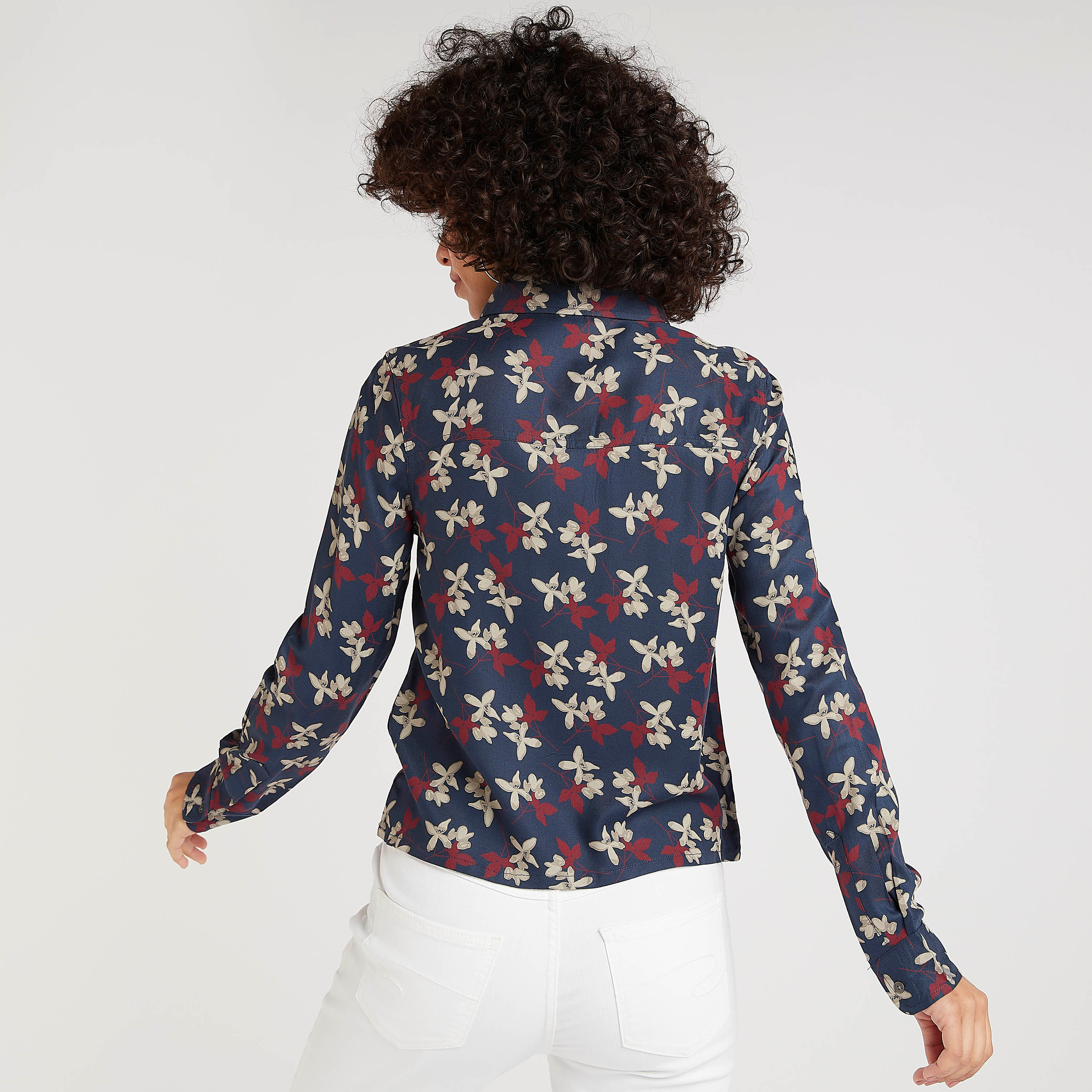 قميص بوي فريند دنيم بطبعات وجيب بطيّة من لي كوبر-women-clothing-shirtsandblouses-shirts-image-4