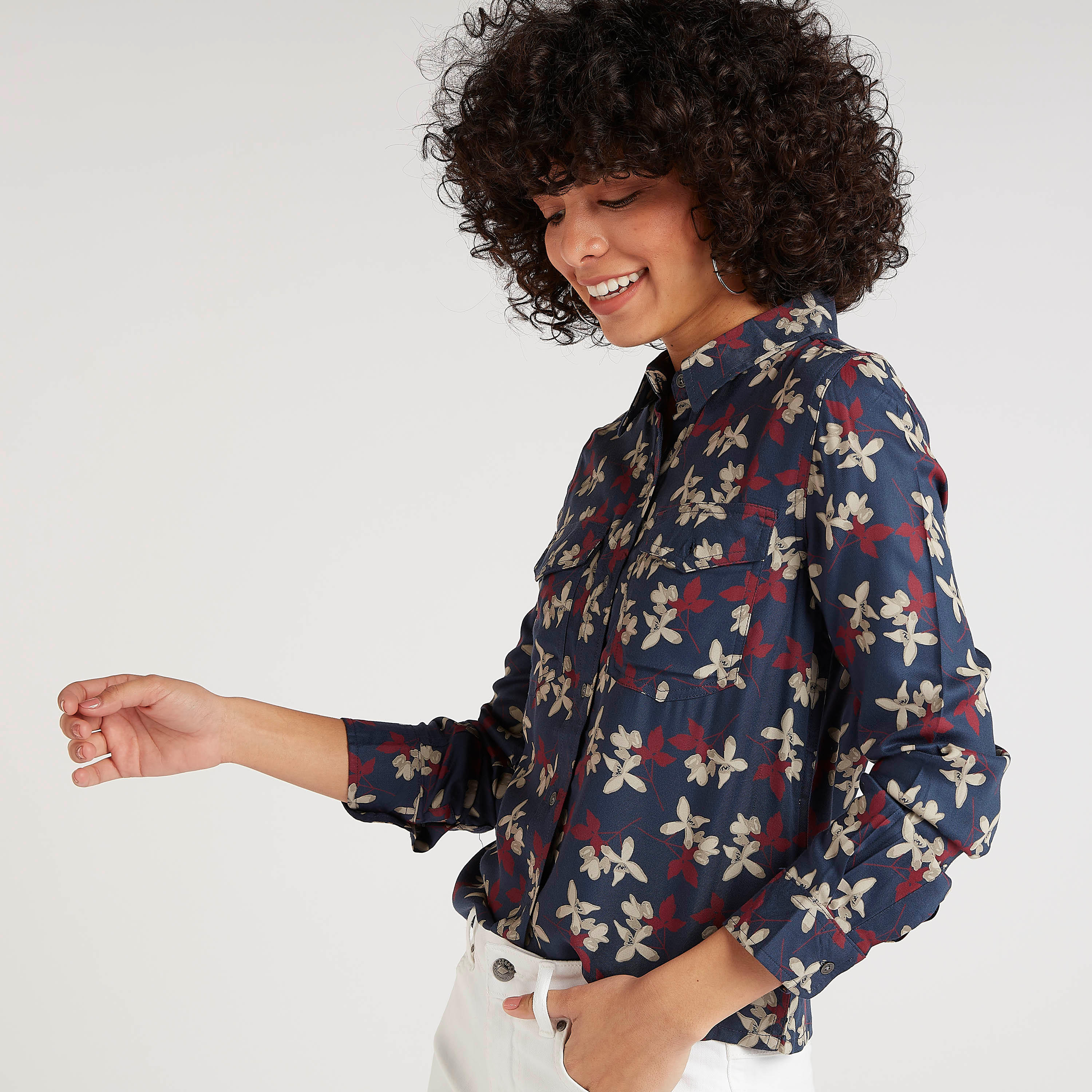 قميص بوي فريند دنيم بطبعات وجيب بطيّة من لي كوبر-women-clothing-shirtsandblouses-shirts-image-5