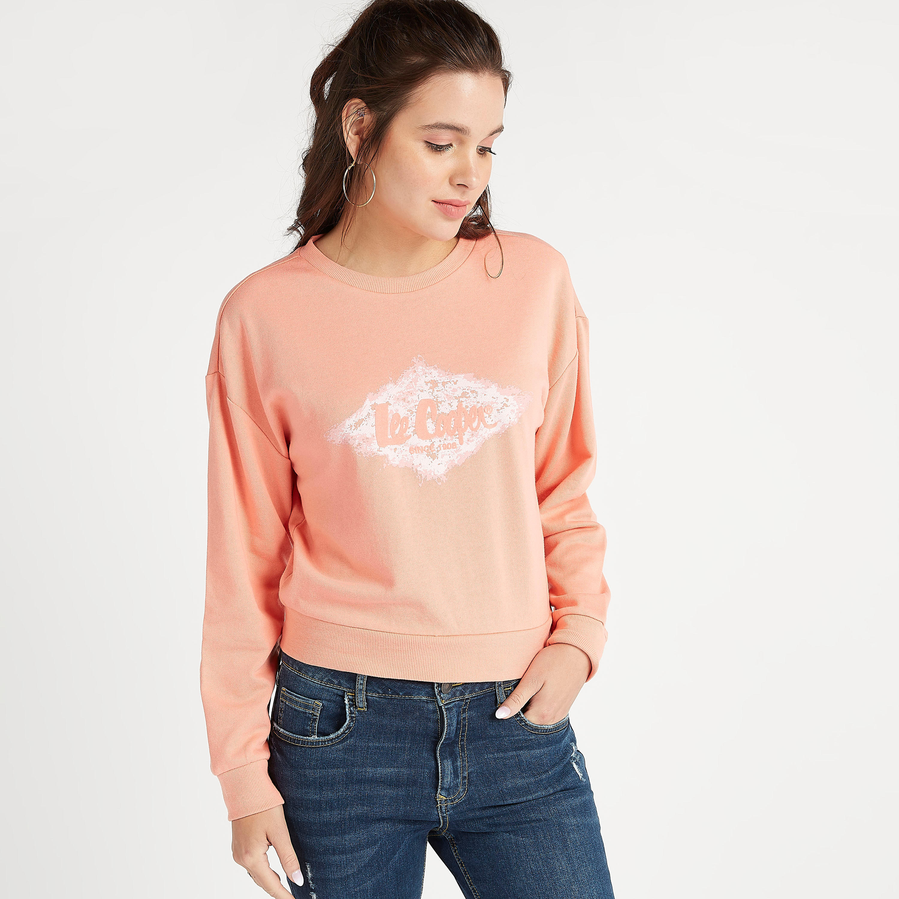 سويت شيرت مستدام بياقة ضيّقة وأكمام طويلة وطبعات من لي كوبر-women-winterwear-hoodiesandsweatshirts-sweatshirts-image-4