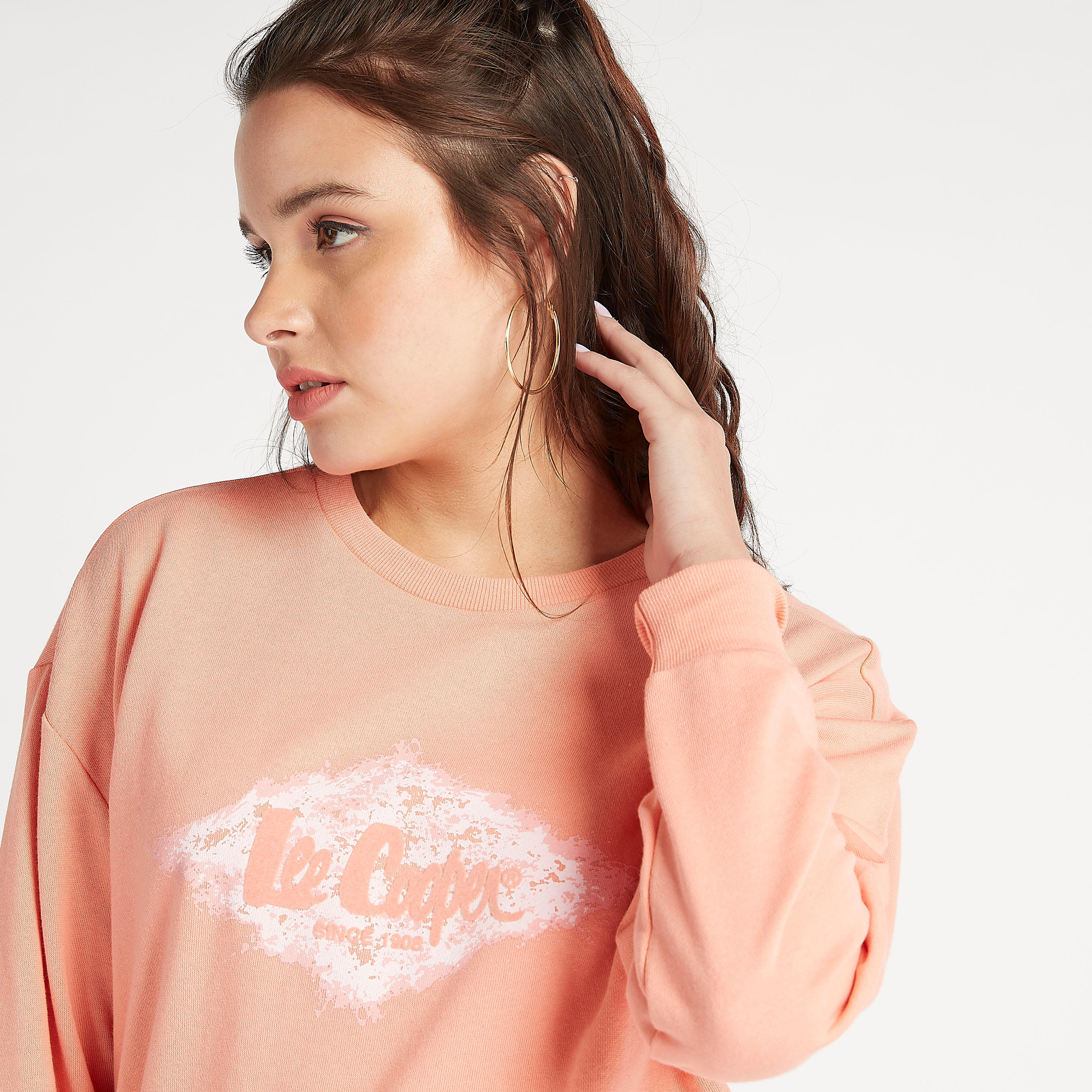 سويت شيرت مستدام بياقة ضيّقة وأكمام طويلة وطبعات من لي كوبر-women-winterwear-hoodiesandsweatshirts-sweatshirts-image-5
