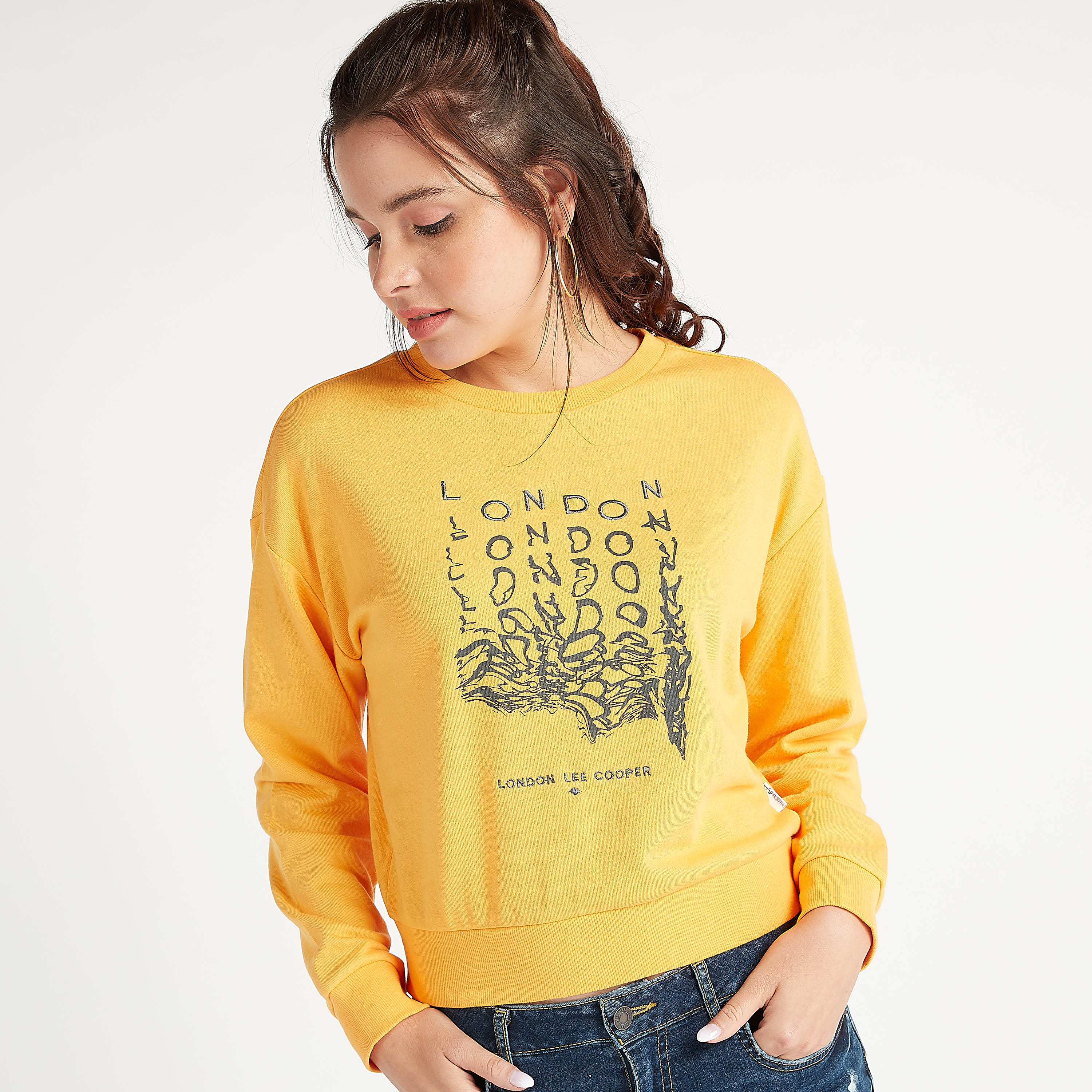 سويت شيرت مستدام بياقة ضيّقة وأكمام طويلة وطبعات من لي كوبر-women-winterwear-hoodiesandsweatshirts-sweatshirts-image-3