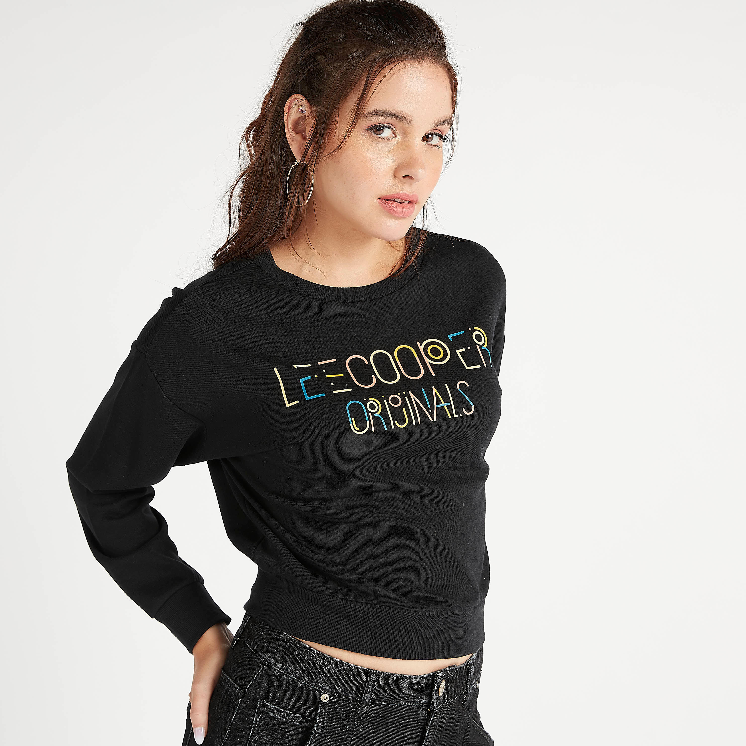 سويت شيرت مستدام بياقة ضيّقة وأكمام طويلة وطبعات من لي كوبر-women-winterwear-hoodiesandsweatshirts-sweatshirts-image-5