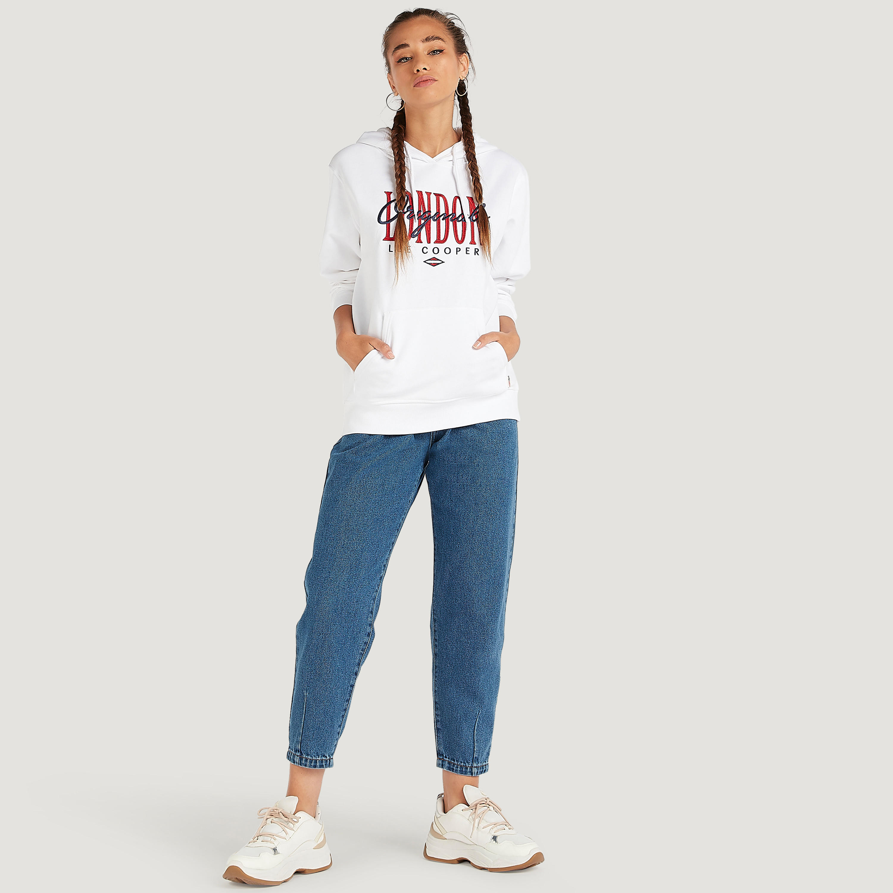 سويت شيرت مستدام مطرّز بقبّعة وأكمام طويلة من لي كوبر-women-winterwear-hoodiesandsweatshirts-hoodies-image-2