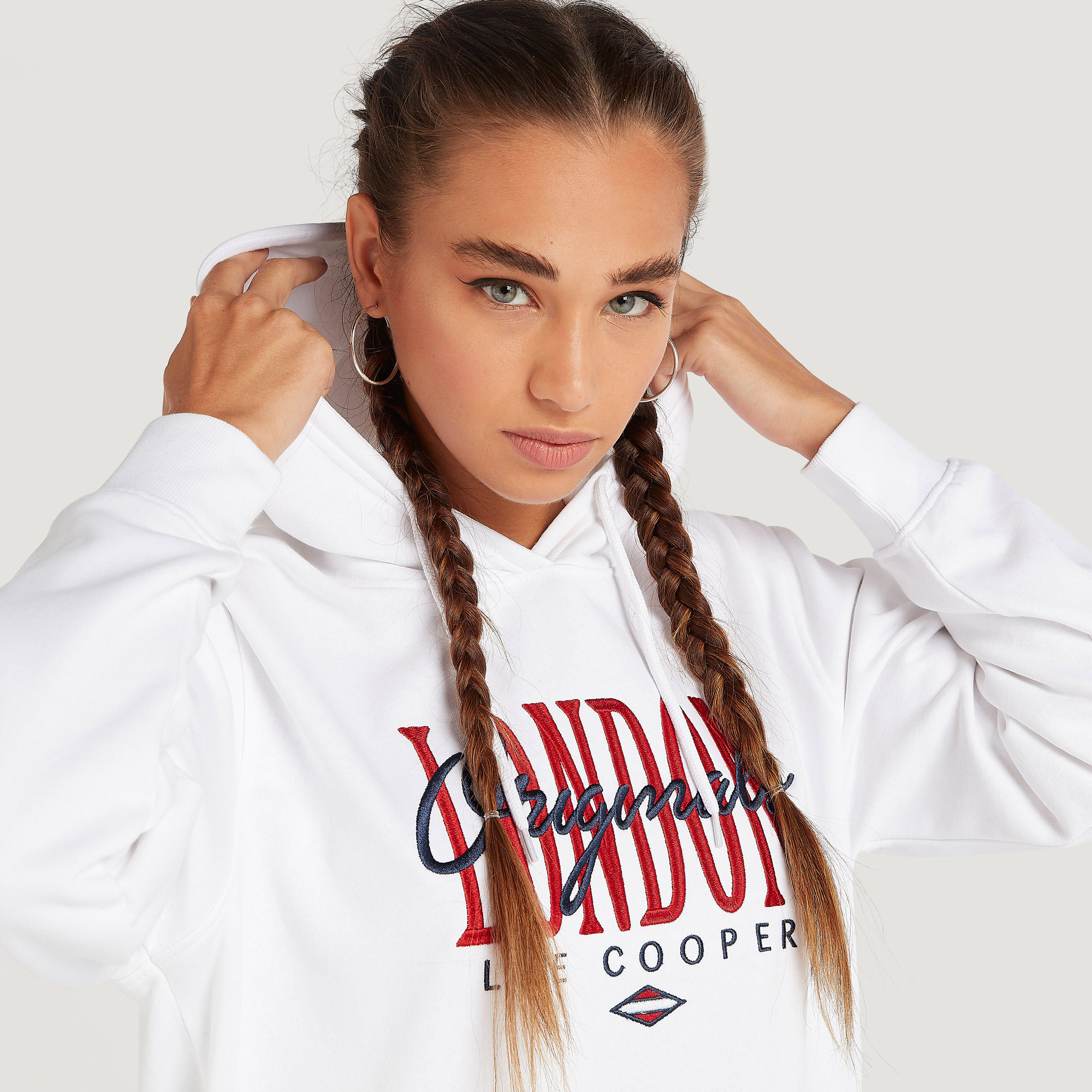 سويت شيرت مستدام مطرّز بقبّعة وأكمام طويلة من لي كوبر-women-winterwear-hoodiesandsweatshirts-hoodies-image-3