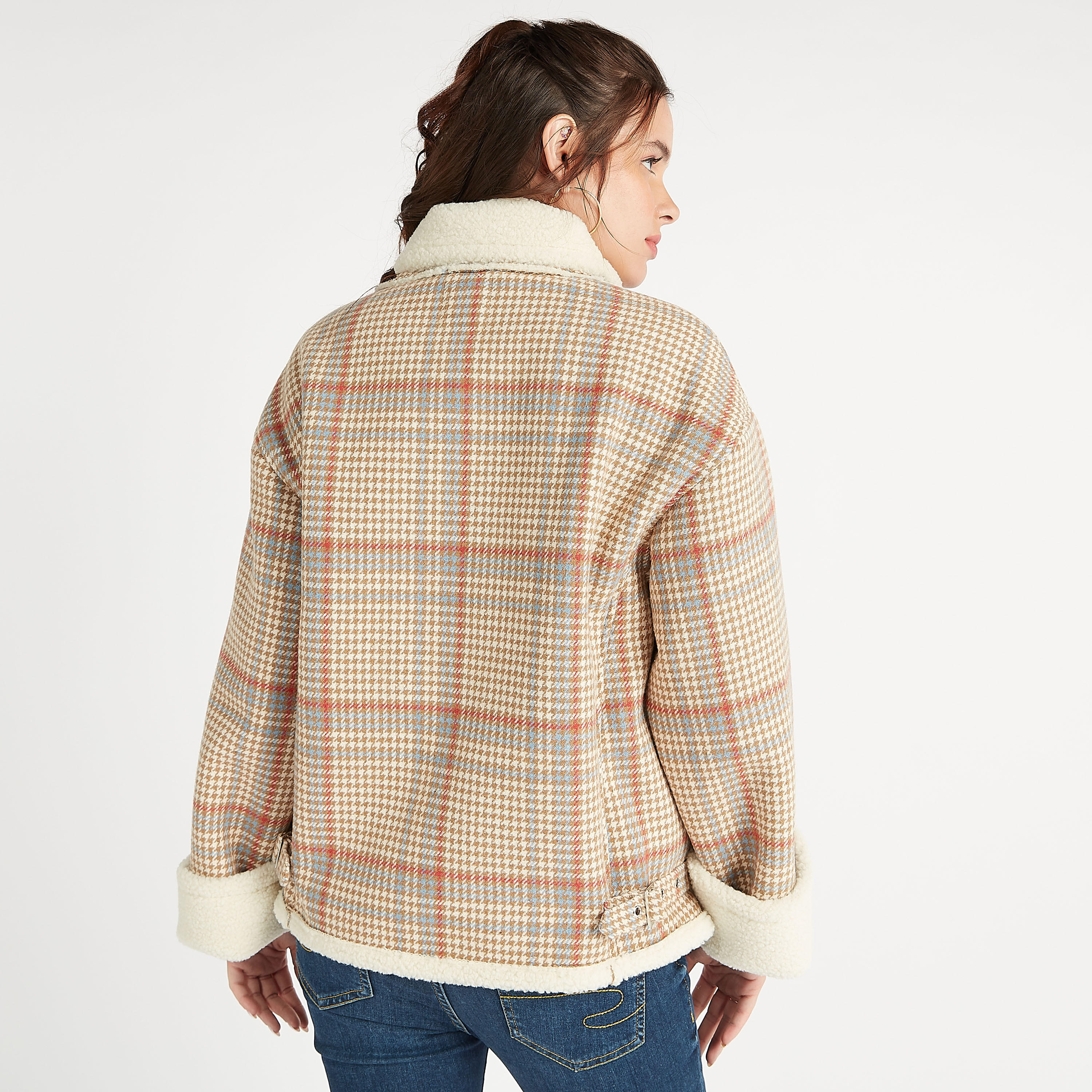 جاكيت باركا كاروهات بتفاصيل فرو مع جيوب من لي كوبر-women-winterwear-coatsandjackets-jackets-image-3
