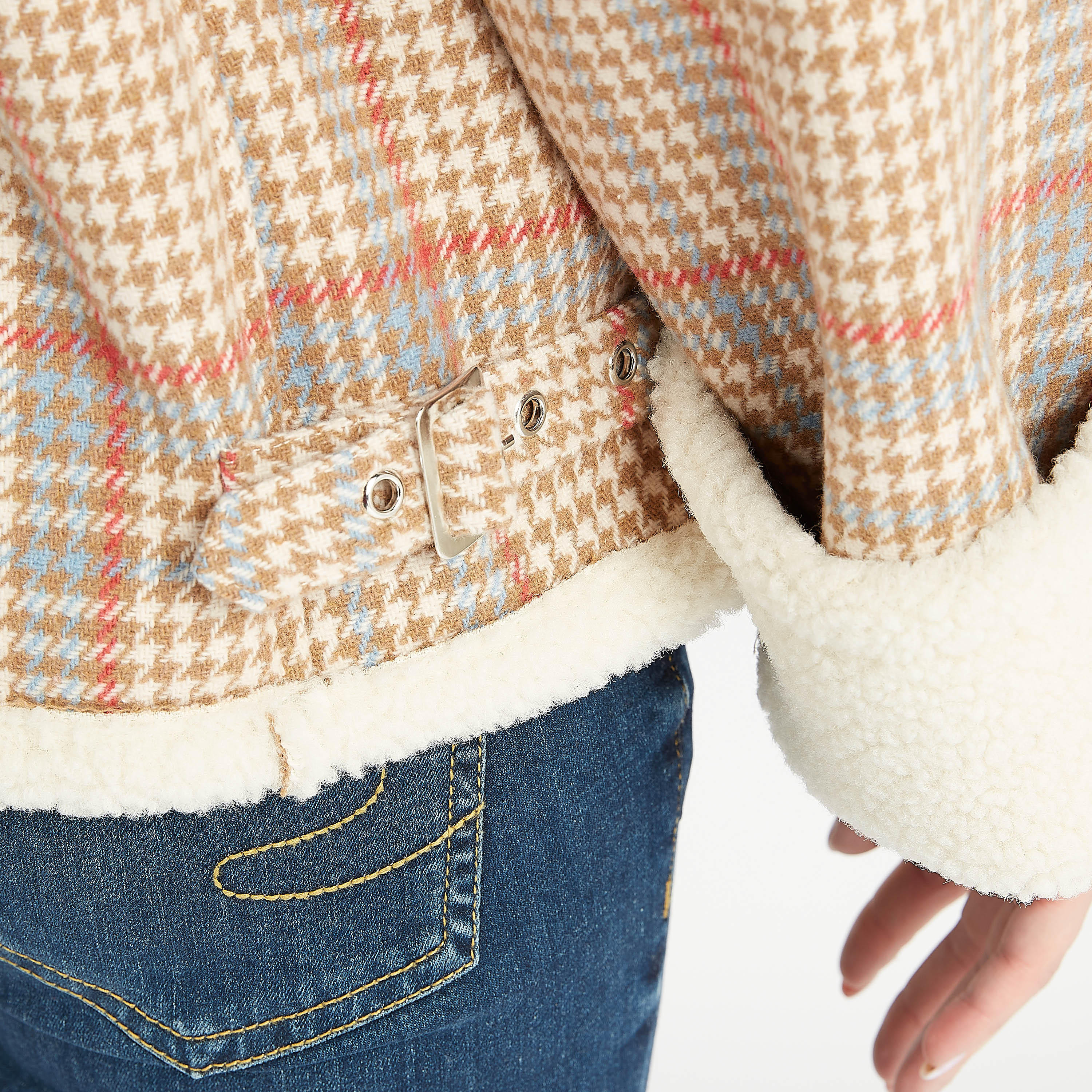 جاكيت باركا كاروهات بتفاصيل فرو مع جيوب من لي كوبر-women-winterwear-coatsandjackets-jackets-image-4
