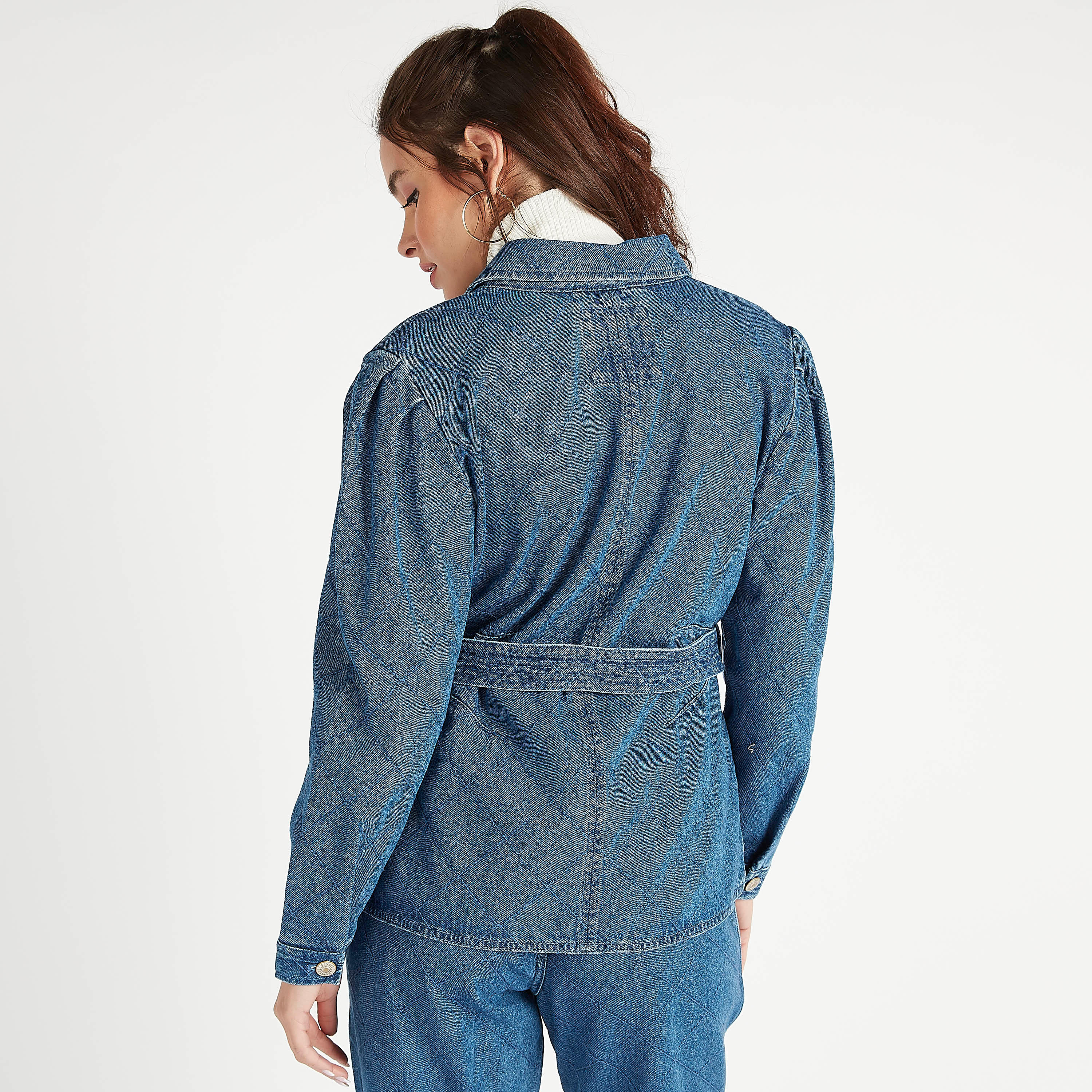 جاكيت مستدام دينم باز الملمس بياقة عادية وحزام من لي كوبر-women-winterwear-coatsandjackets-jackets-image-4