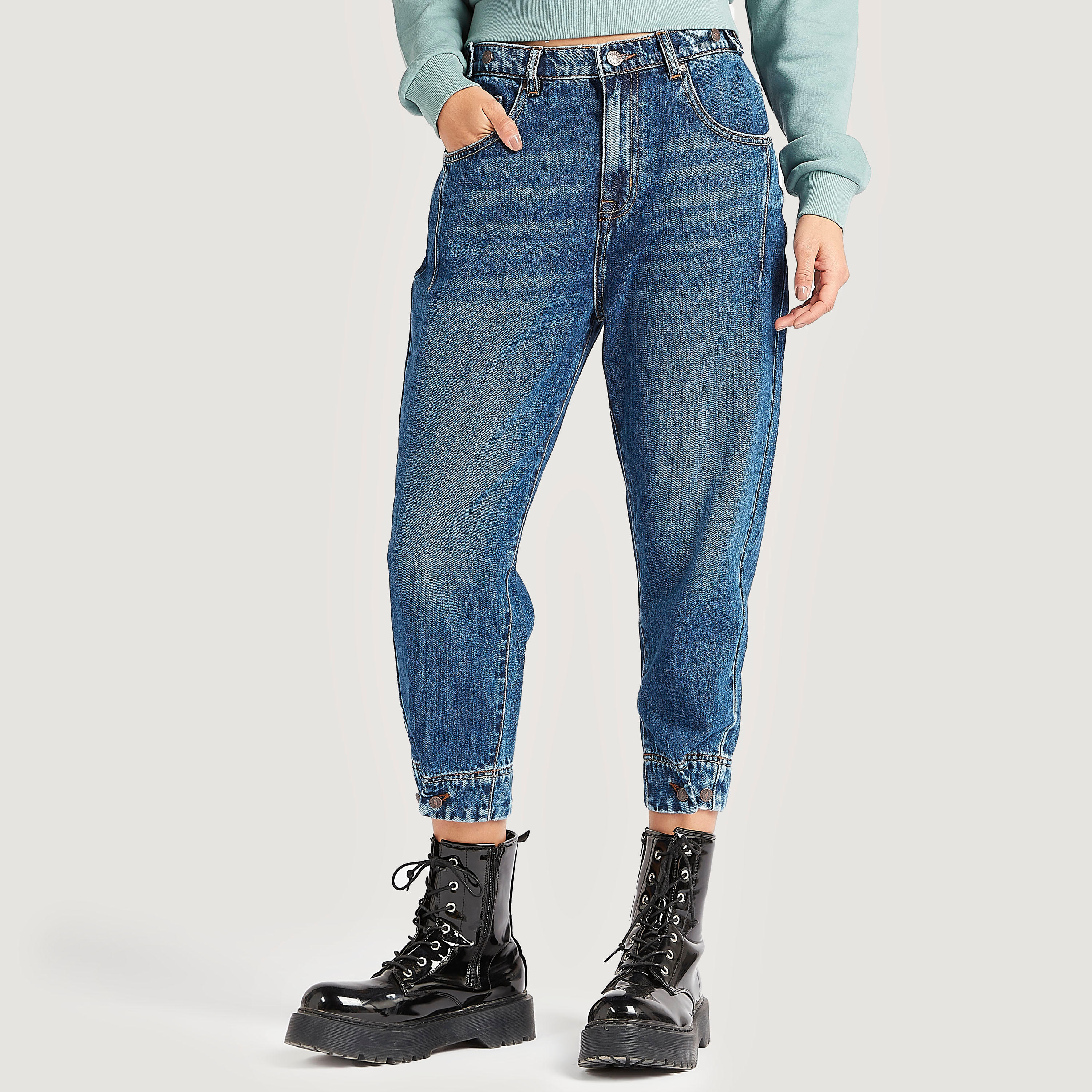 بنطلون رياضي قصير بخصر مرتفع وأطراف بأزرار-women-clothing-bottoms-joggers-image-1