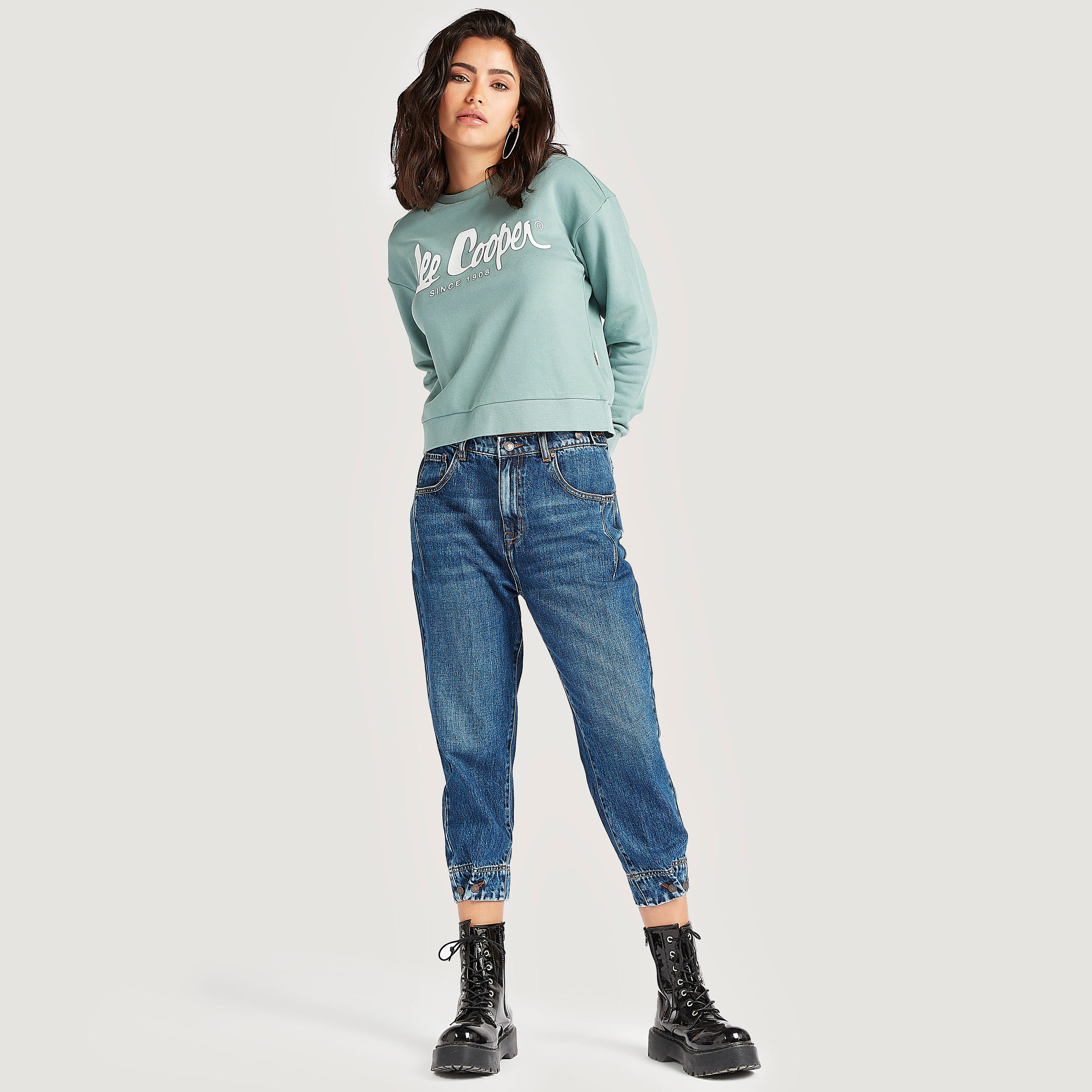 بنطلون رياضي قصير بخصر مرتفع وأطراف بأزرار-women-clothing-bottoms-joggers-image-2