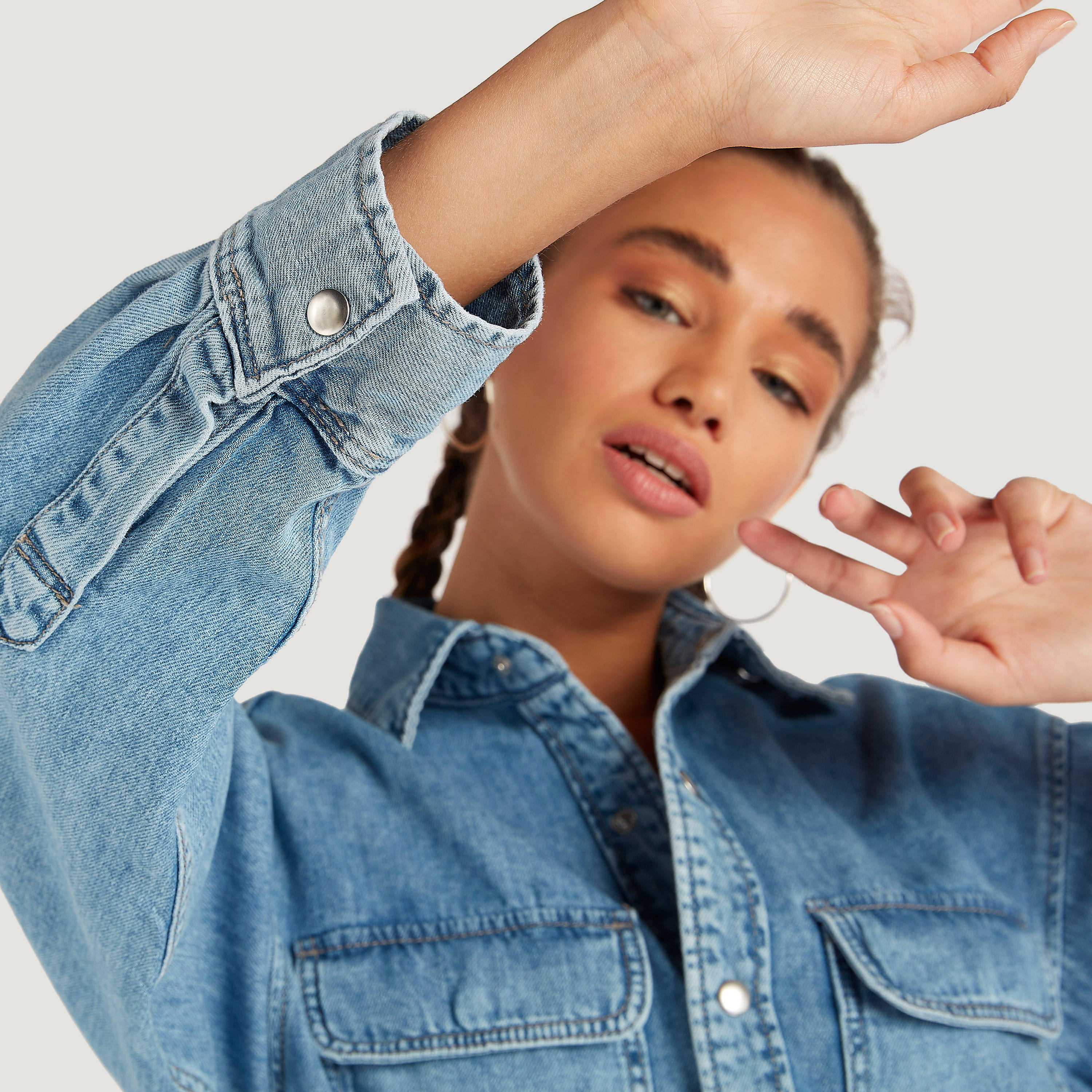 قميص سادة بأكمام طويلة وياقة عادية من لي كوبر-women-clothing-shirtsandblouses-shirts-image-4
