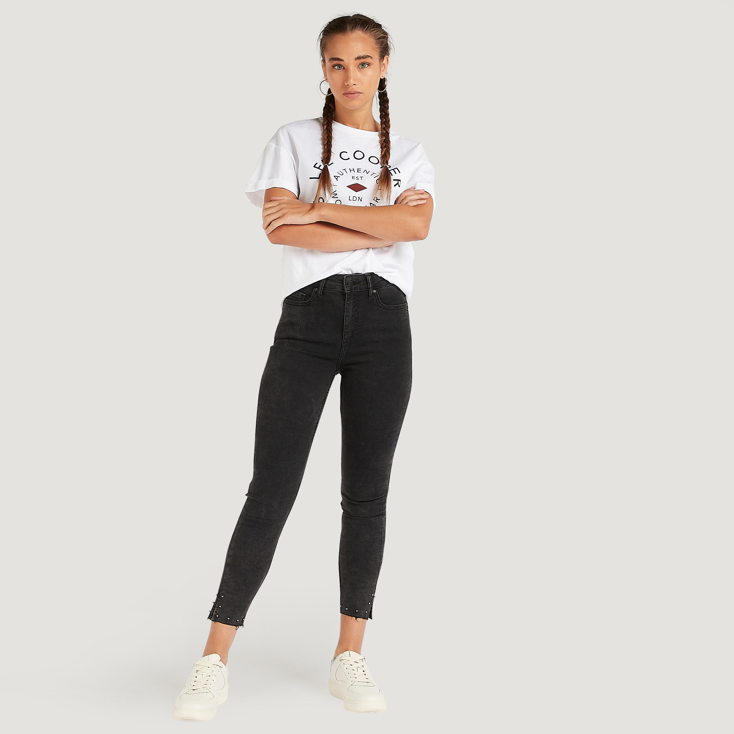 بنطلون جينز قصير سوبر سكيني بزر إغلاق من لي كوبر-women-clothing-bottoms-jeans-image-2