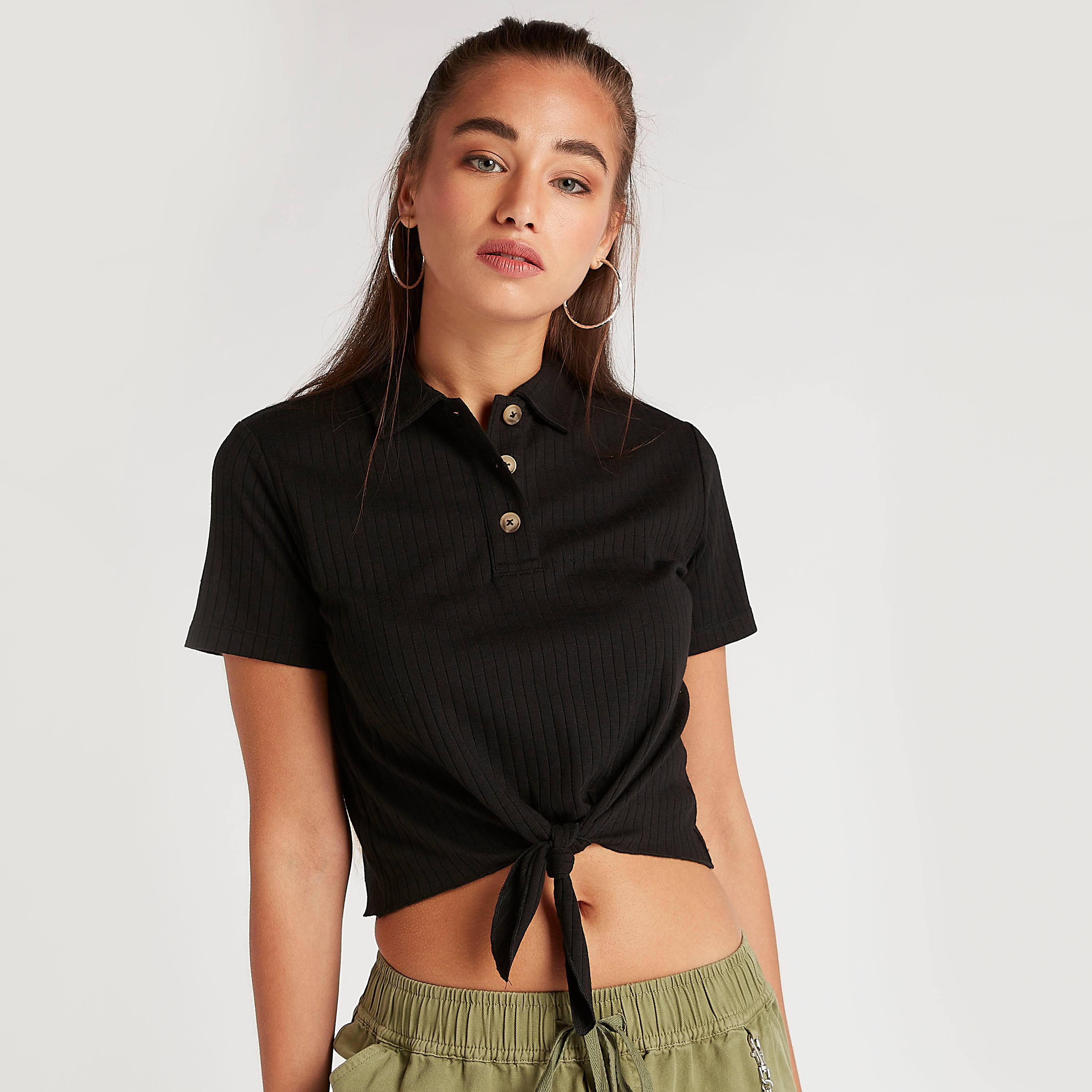 بلوزة مضلّعة بياقة عادية وأربطة من لي كوبر-women-clothing-tshirts-image-1