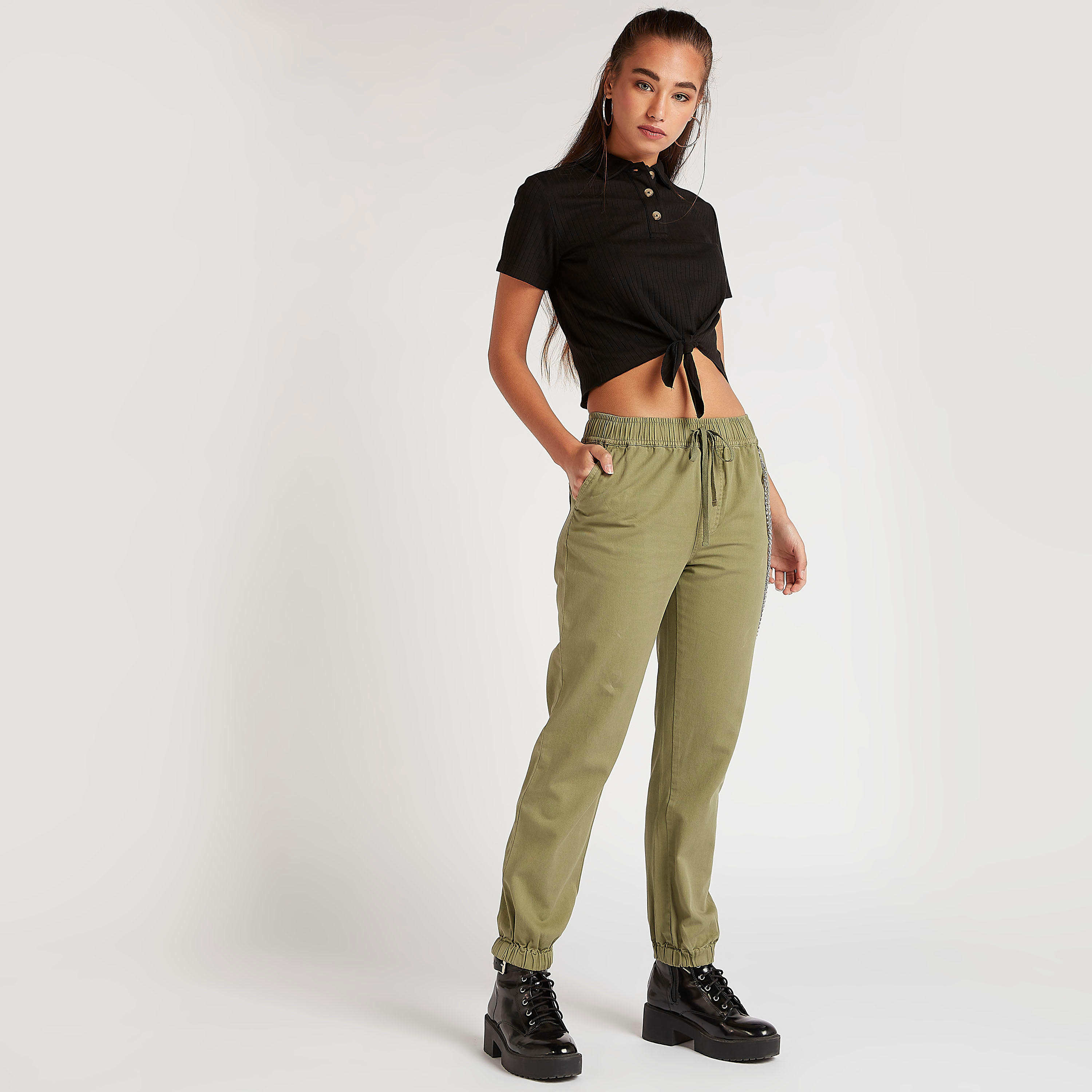بلوزة مضلّعة بياقة عادية وأربطة من لي كوبر-women-clothing-tshirts-image-2