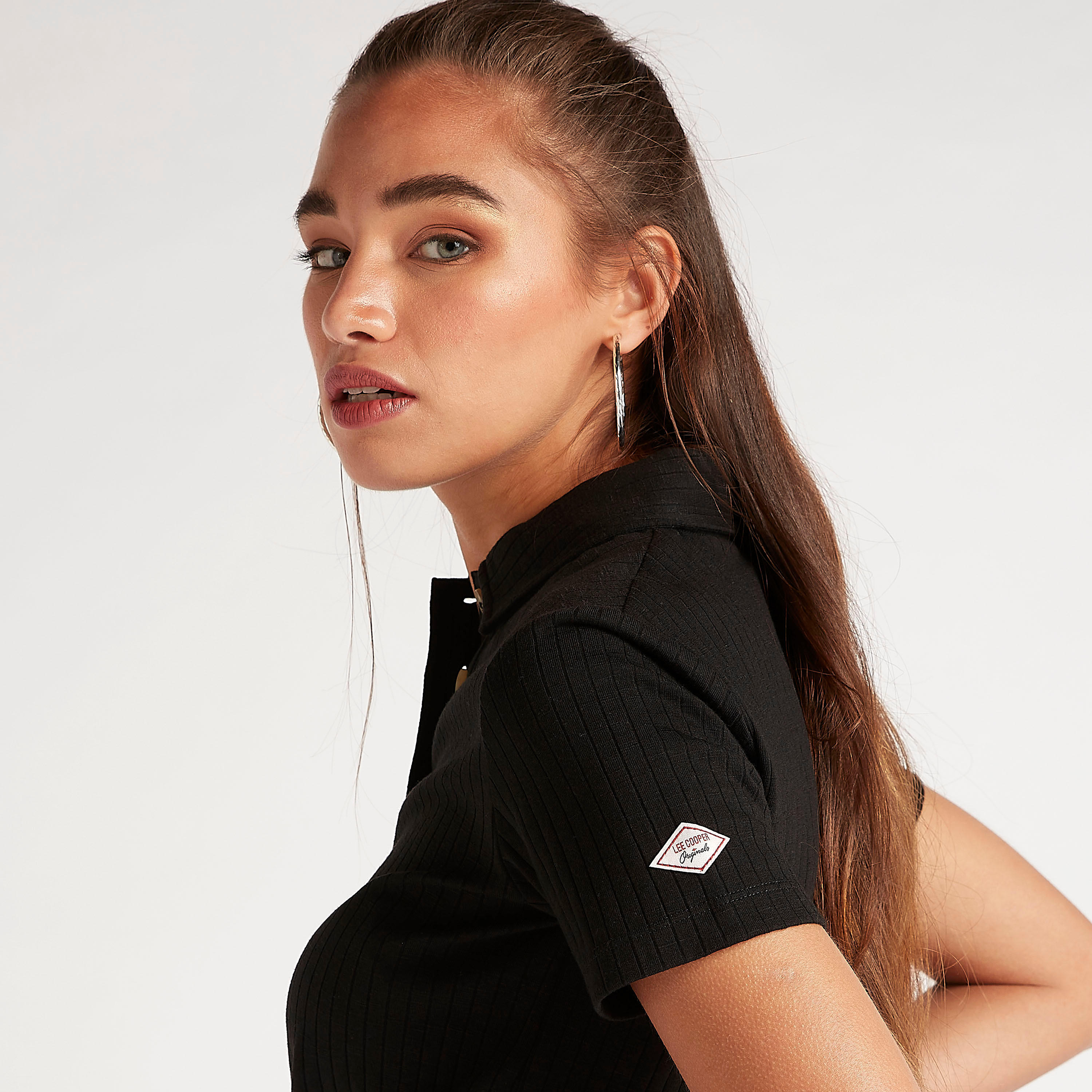 بلوزة مضلّعة بياقة عادية وأربطة من لي كوبر-women-clothing-tshirts-image-6