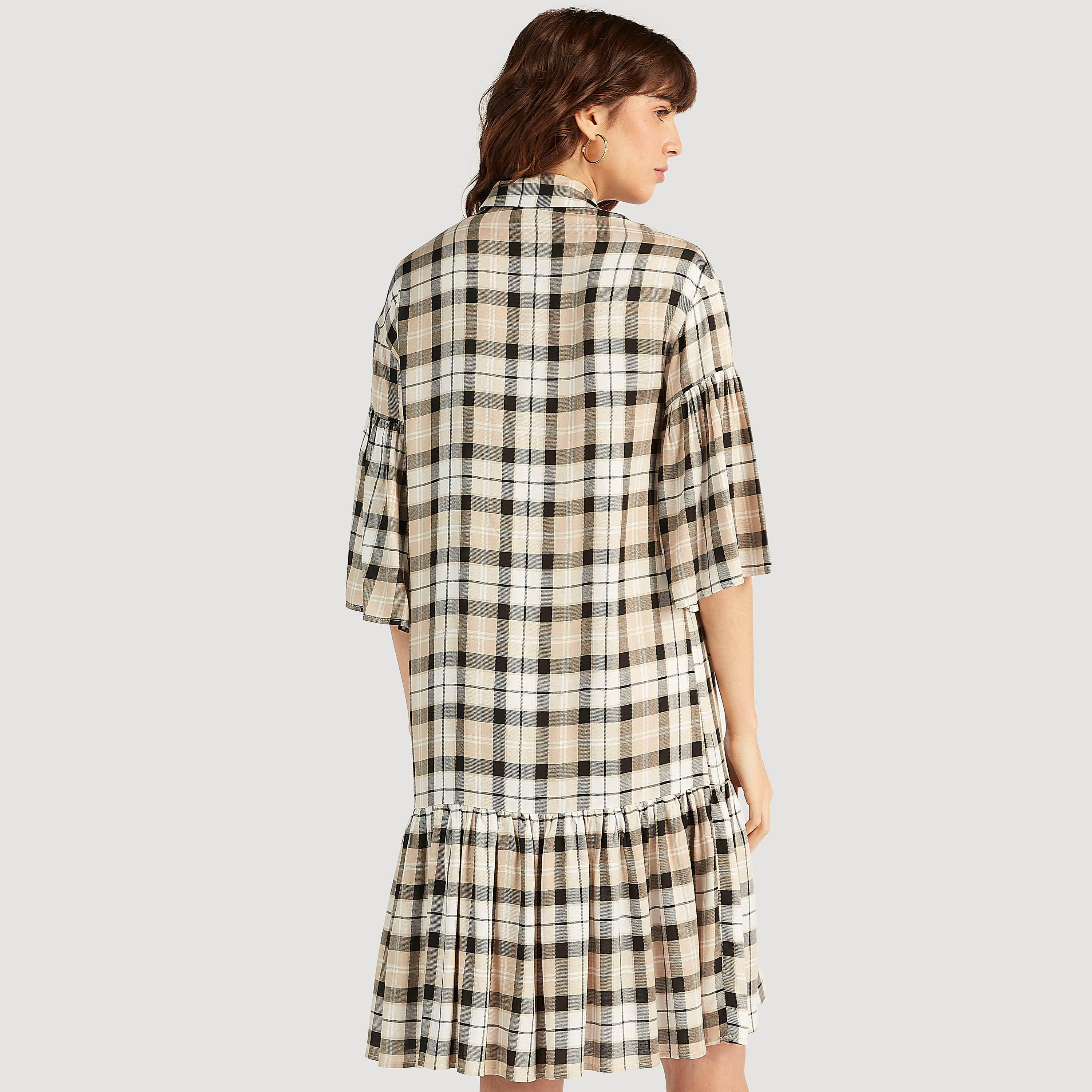 فستان قميص ميدي كاروهات بخصر منخفض من لي كوبر-women-clothing-dresses-image-4