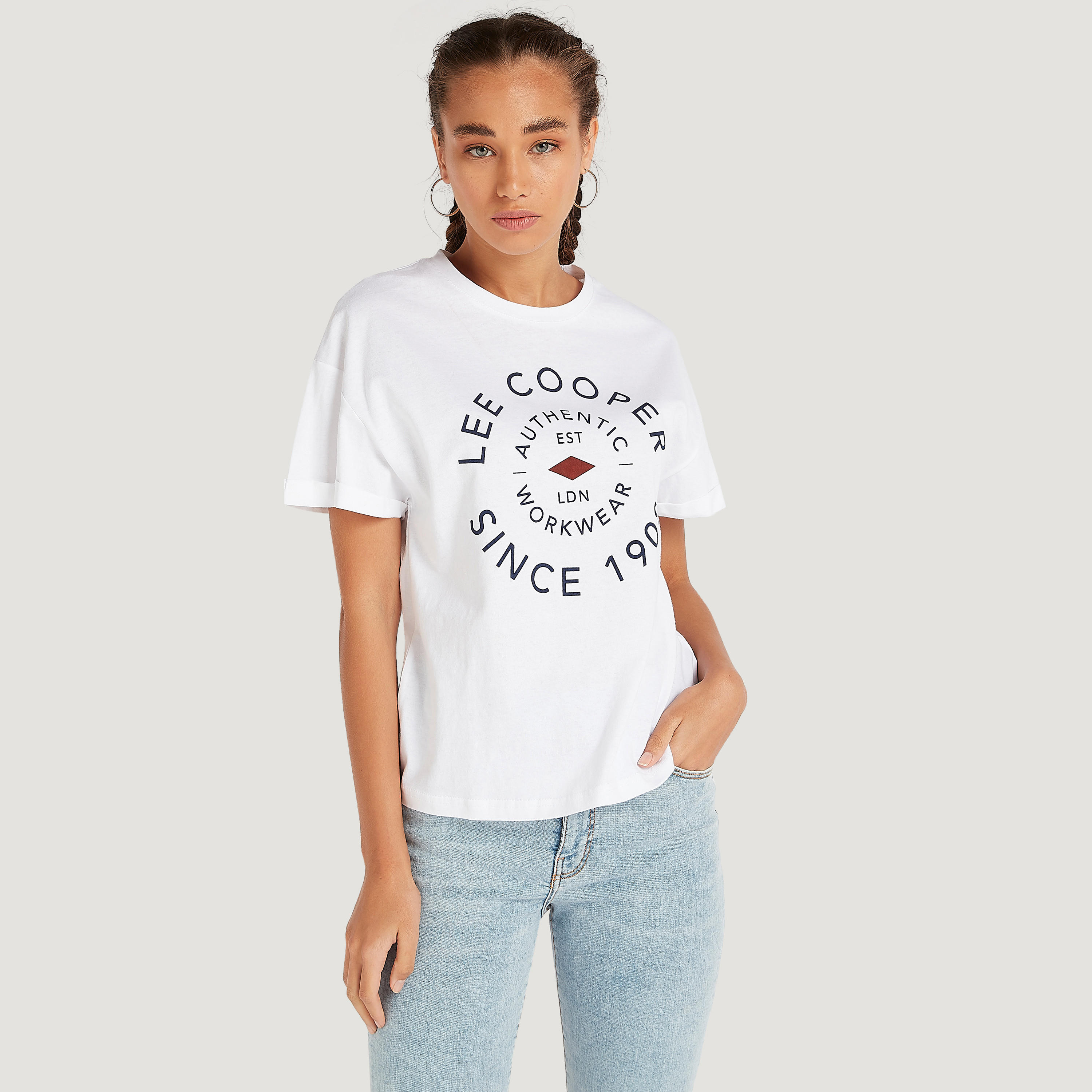 تيشيرت بياقة ضيّقة وطبعات وأكمام قصيرة من لي كوبر-women-clothing-tshirts-image-5