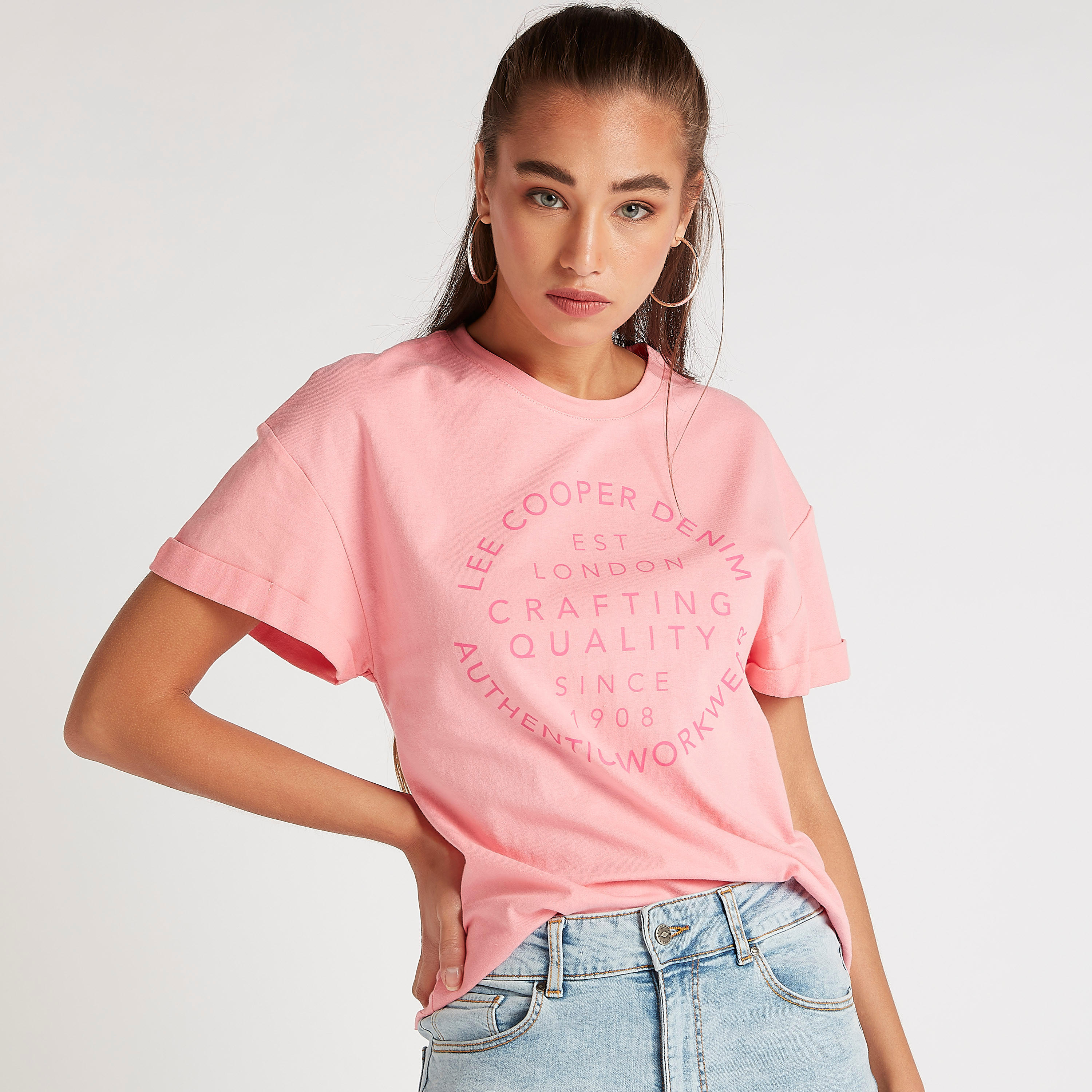 تيشيرت بياقة ضيّقة وطبعات وأكمام قصيرة من لي كوبر-women-clothing-tshirts-image-1