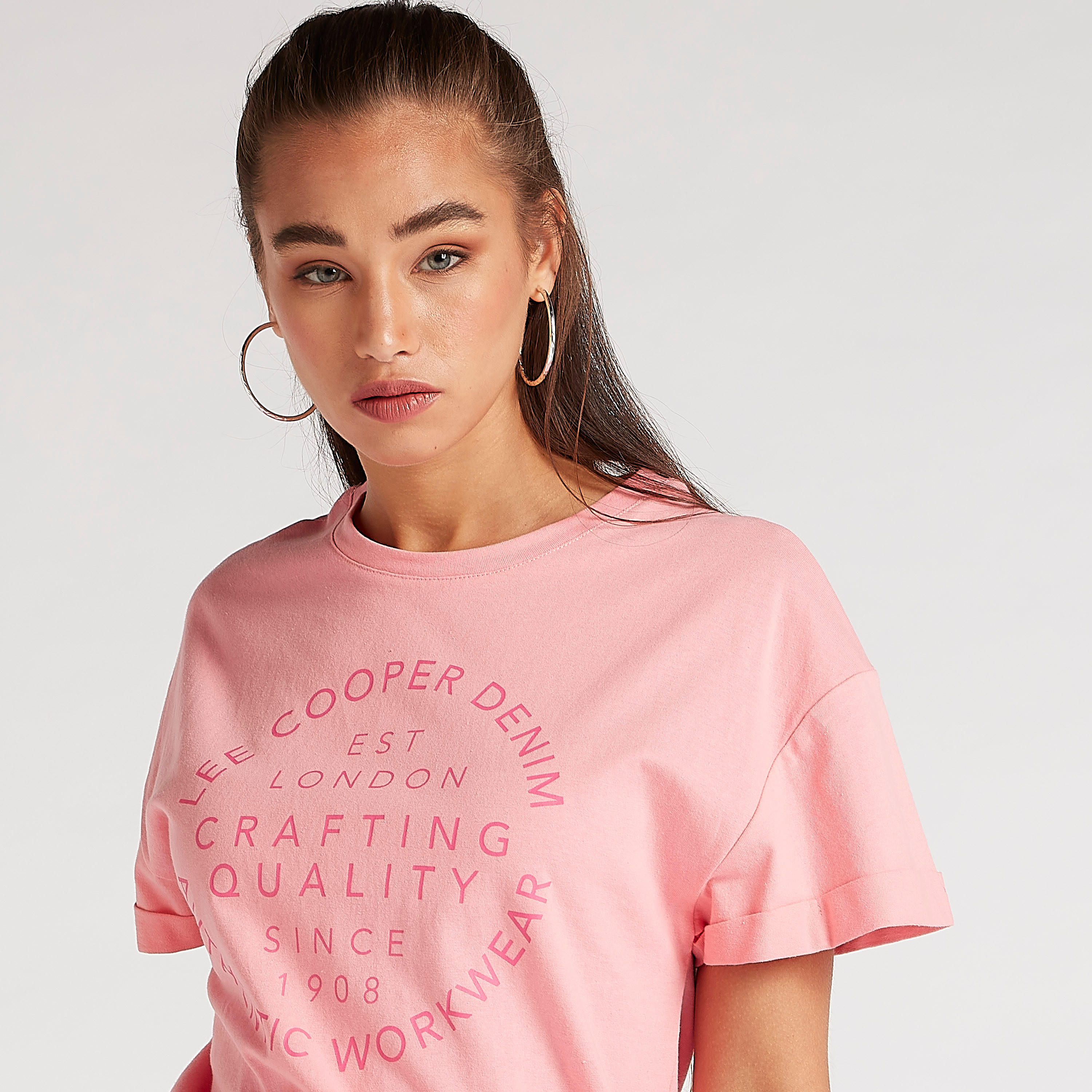 تيشيرت بياقة ضيّقة وطبعات وأكمام قصيرة من لي كوبر-women-clothing-tshirts-image-3