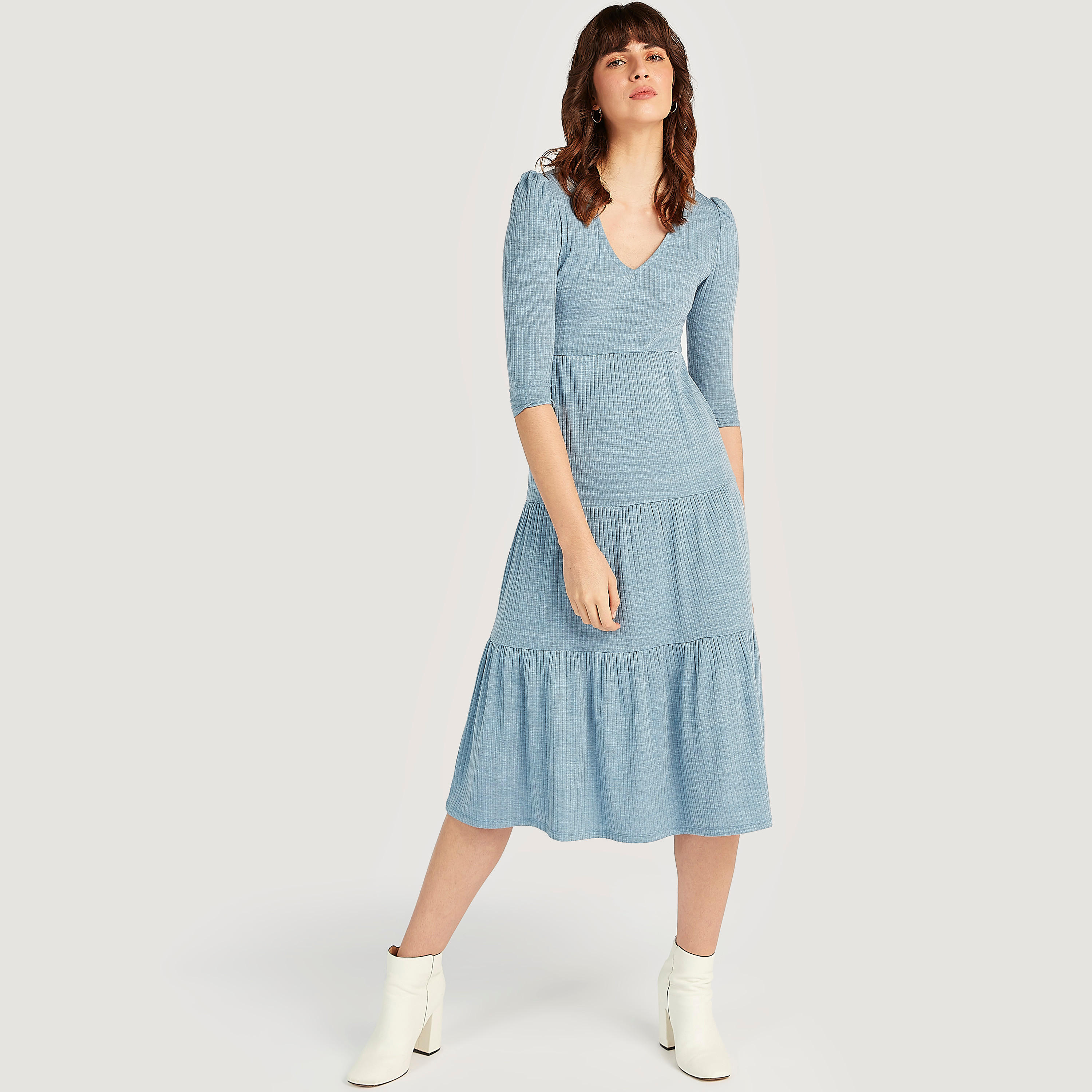 فستان ميدي إيه لاين بارز الملمس بأكمام قصيرة وياقة v من لي كوبر-women-clothing-dresses-image-1