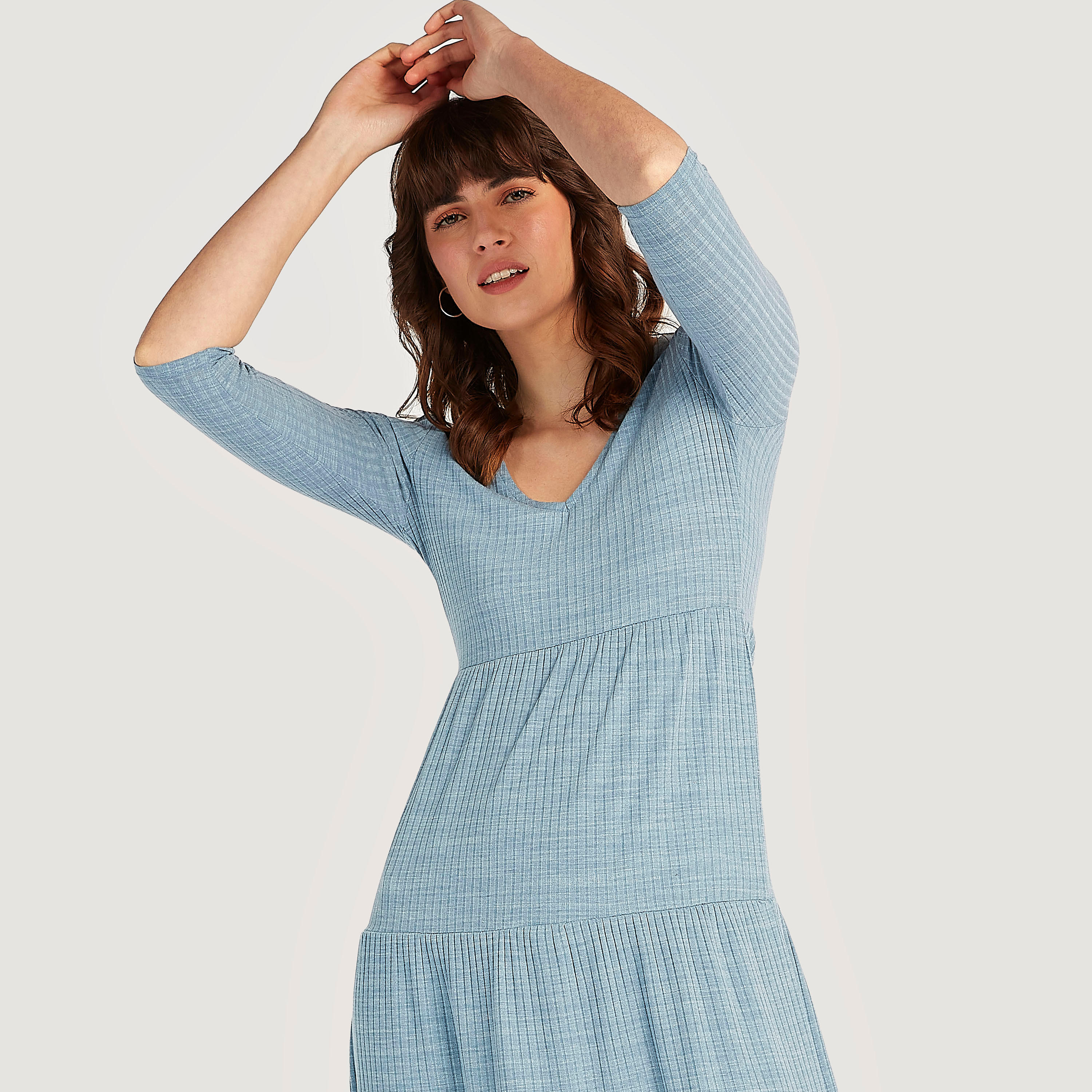 فستان ميدي إيه لاين بارز الملمس بأكمام قصيرة وياقة v من لي كوبر-women-clothing-dresses-image-5