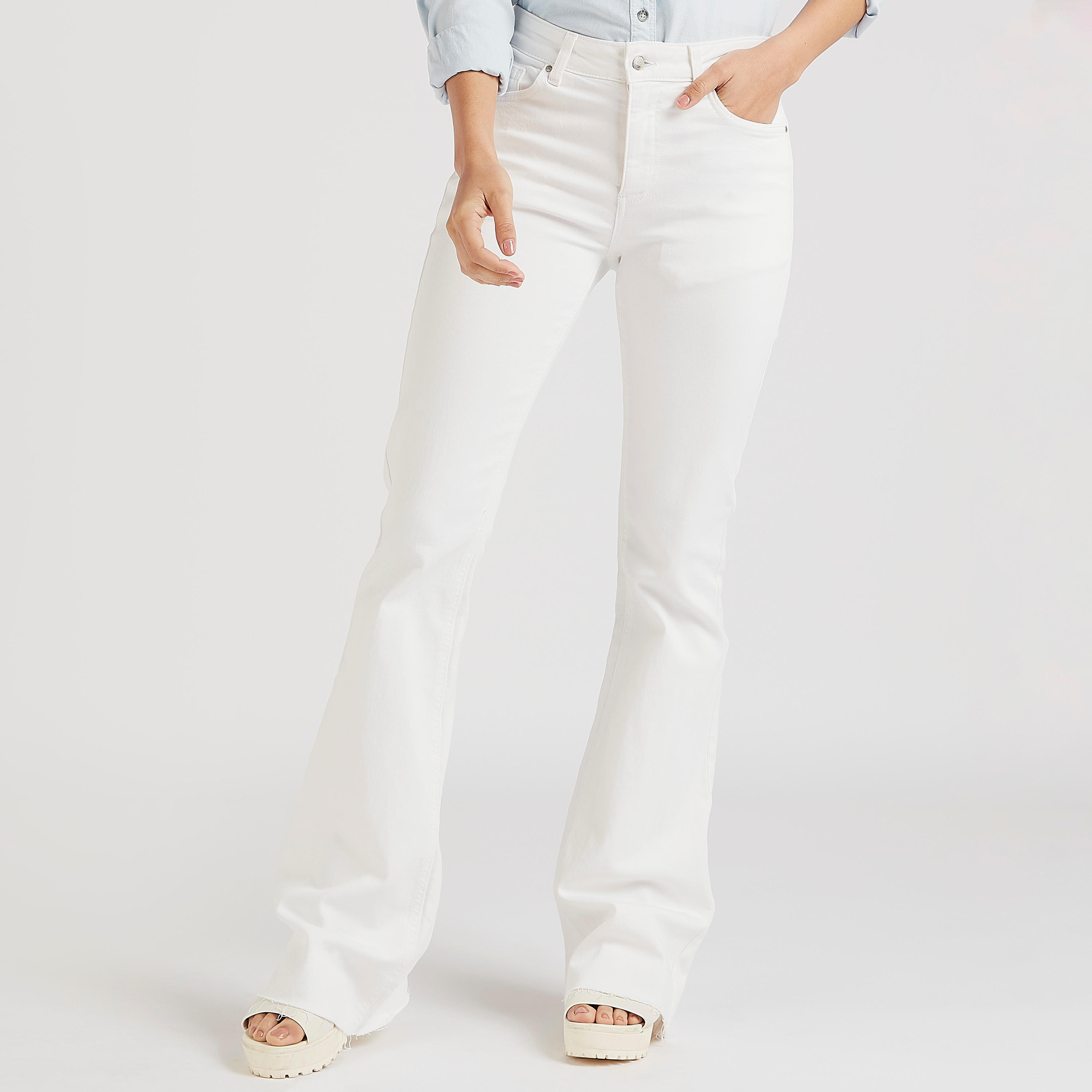 بنطلون جينز دنيم سادة بخصر مرتفع وزر إغلاق من لي كوبر-women-clothing-bottoms-jeans-image-5