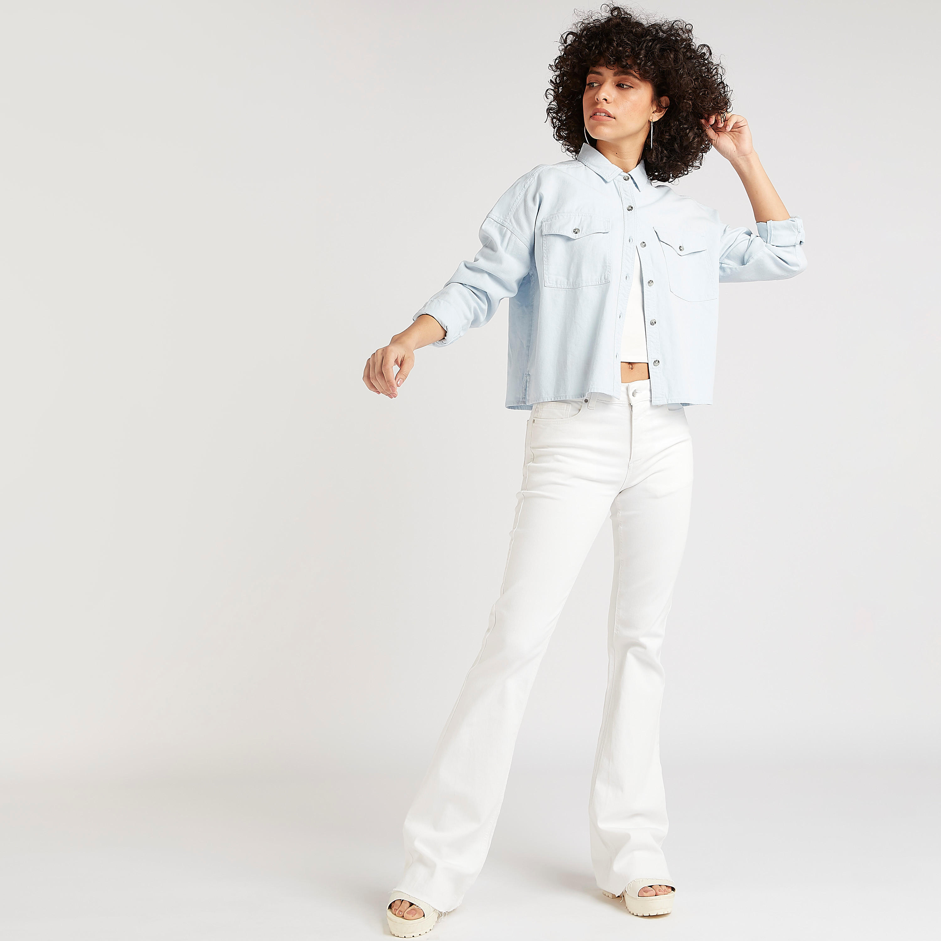 بنطلون جينز دنيم سادة بخصر مرتفع وزر إغلاق من لي كوبر-women-clothing-bottoms-jeans-image-4