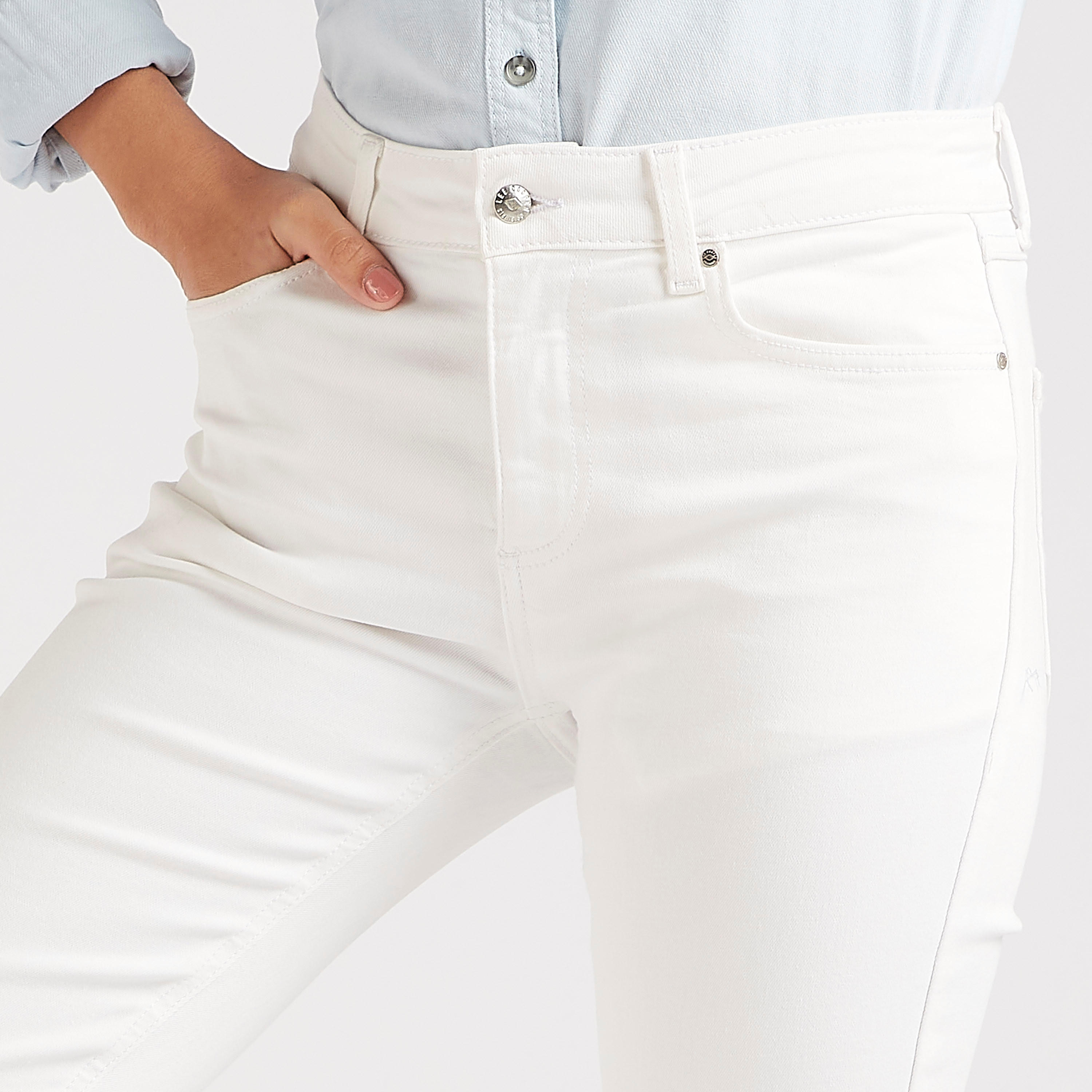 بنطلون جينز دنيم سادة بخصر مرتفع وزر إغلاق من لي كوبر-women-clothing-bottoms-jeans-image-3