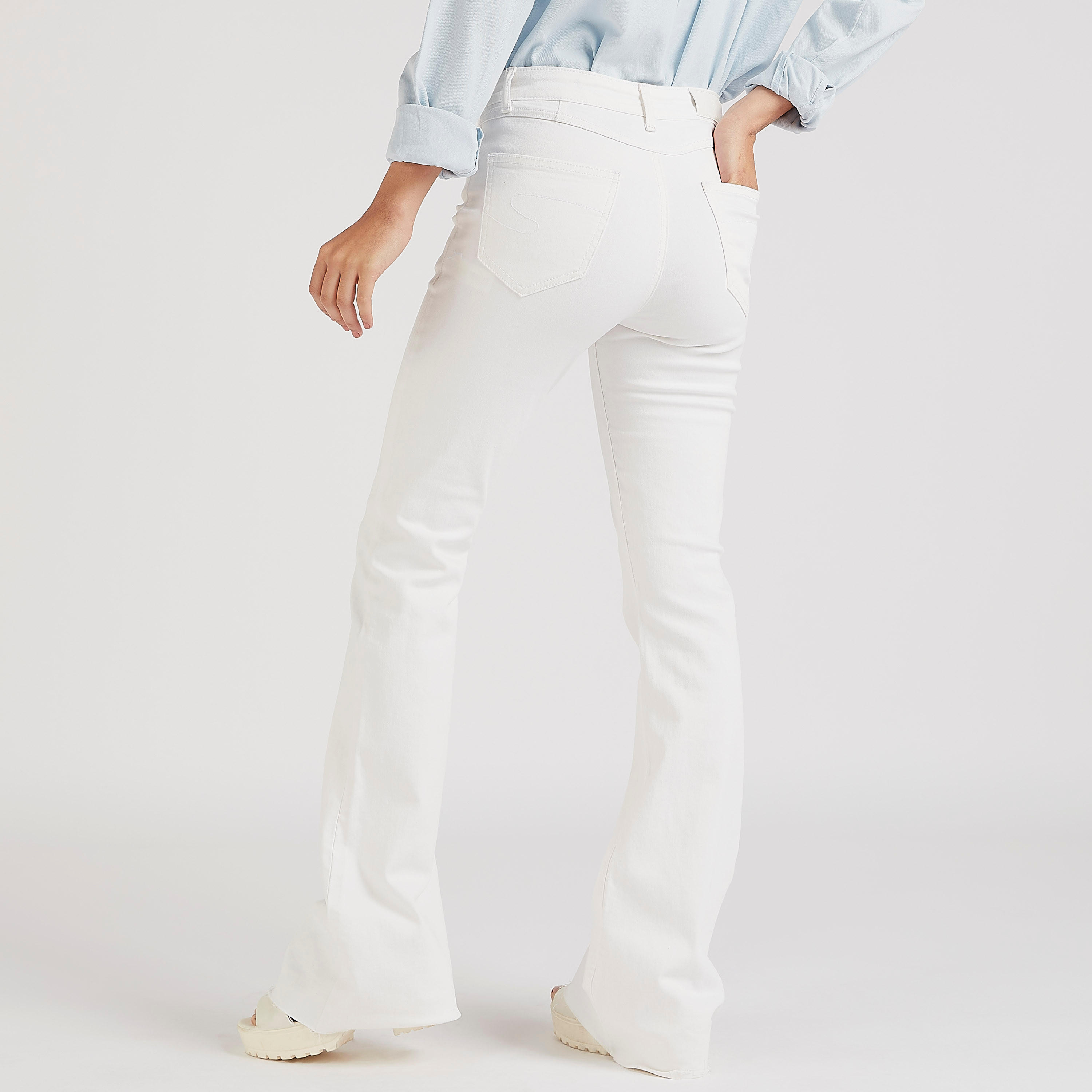 بنطلون جينز دنيم سادة بخصر مرتفع وزر إغلاق من لي كوبر-women-clothing-bottoms-jeans-image-2