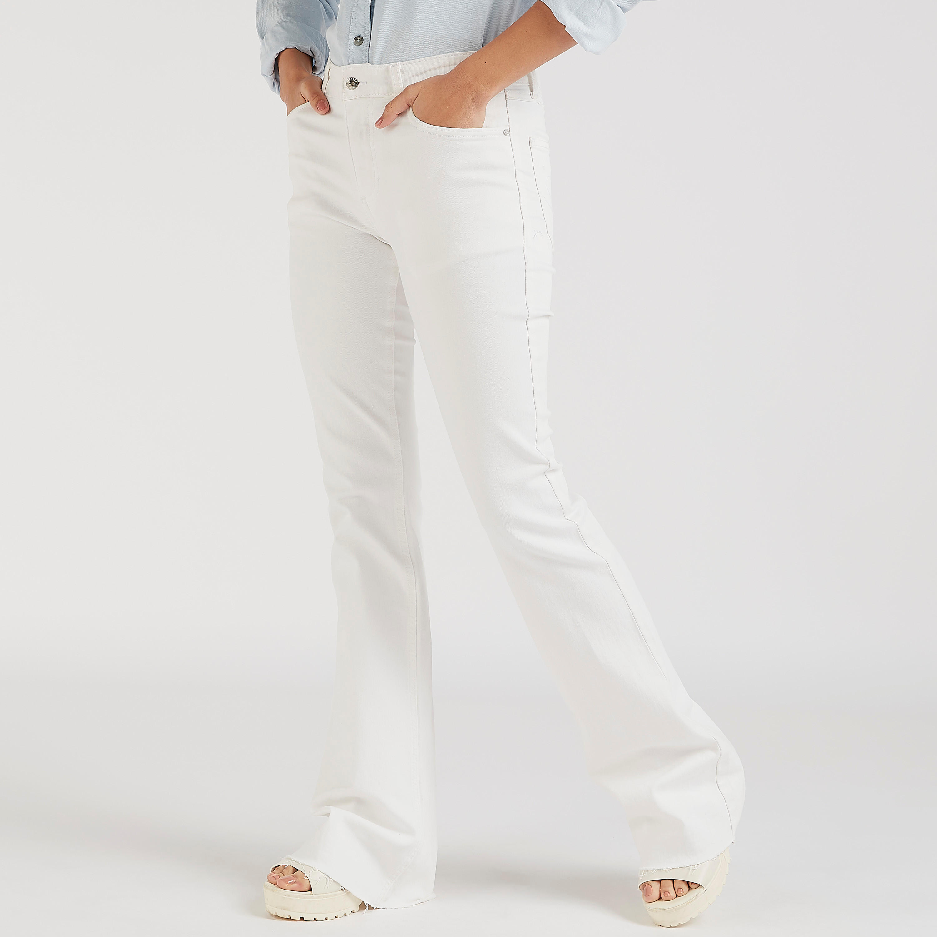 بنطلون جينز دنيم سادة بخصر مرتفع وزر إغلاق من لي كوبر-women-clothing-bottoms-jeans-image-1