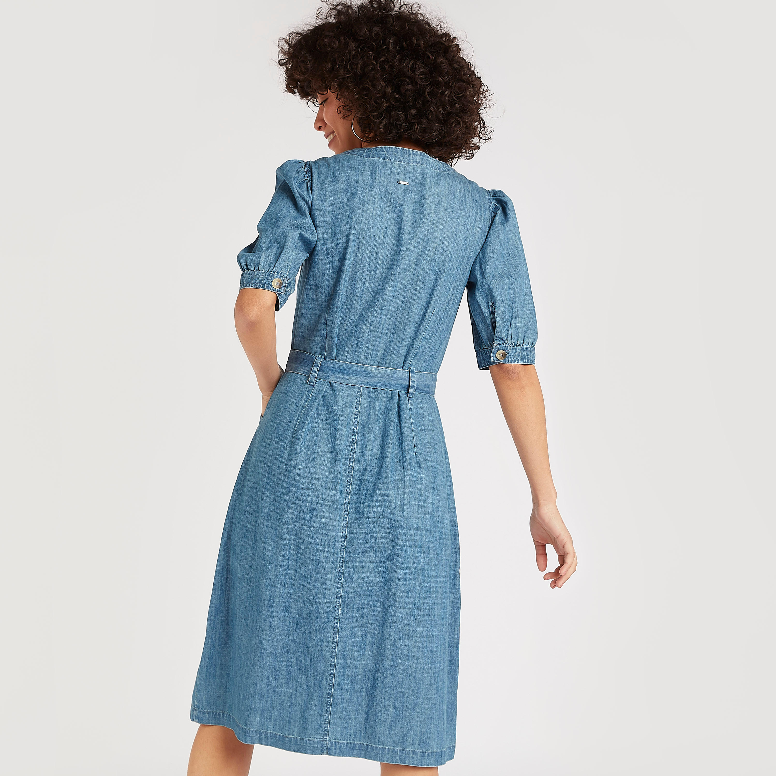 فستان دنيم إيه لاين بحزام وأكمام منفوخة من لي كوبر-women-clothing-dresses-image-4