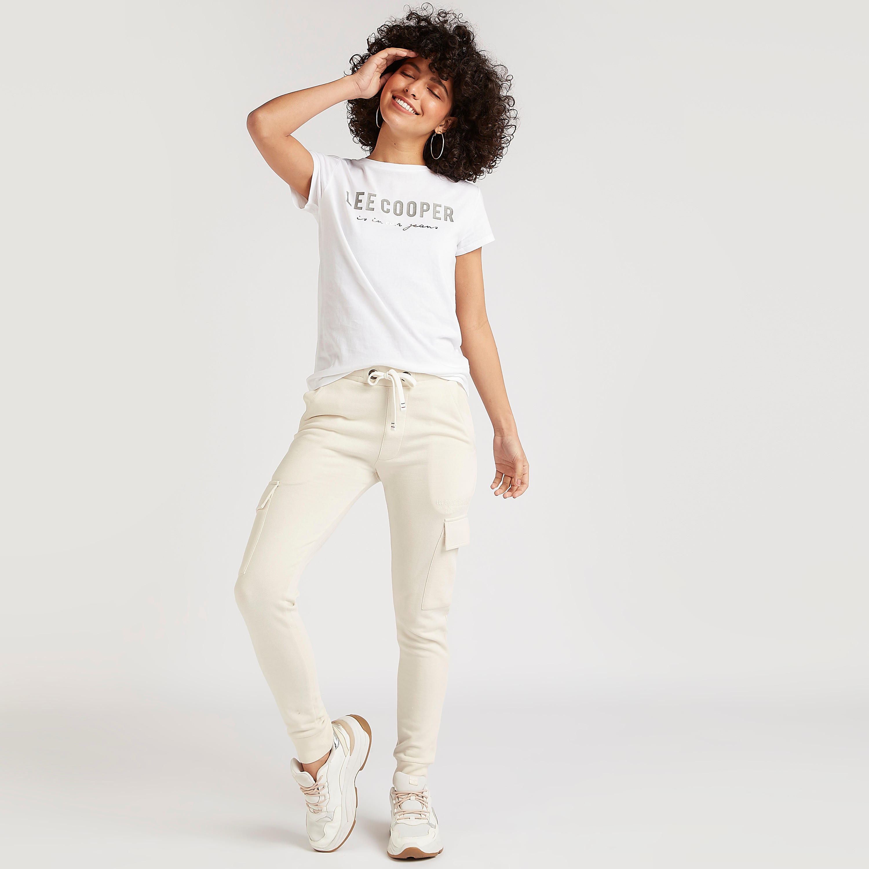 تيشيرت بياقة ضيّقة وأكمام كاب وطبعات من لي كوبر-women-clothing-tshirts-image-3