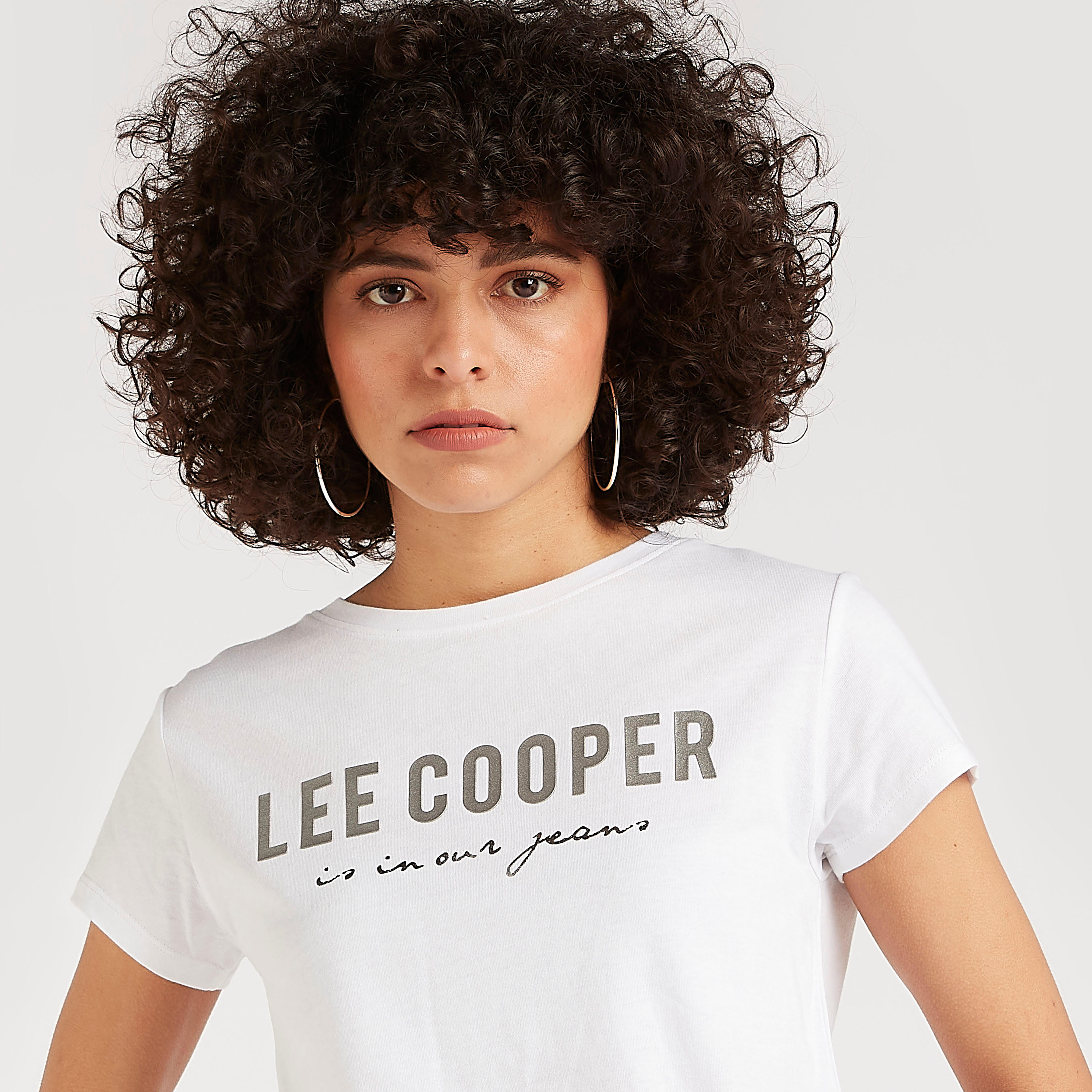 تيشيرت بياقة ضيّقة وأكمام كاب وطبعات من لي كوبر-women-clothing-tshirts-image-2