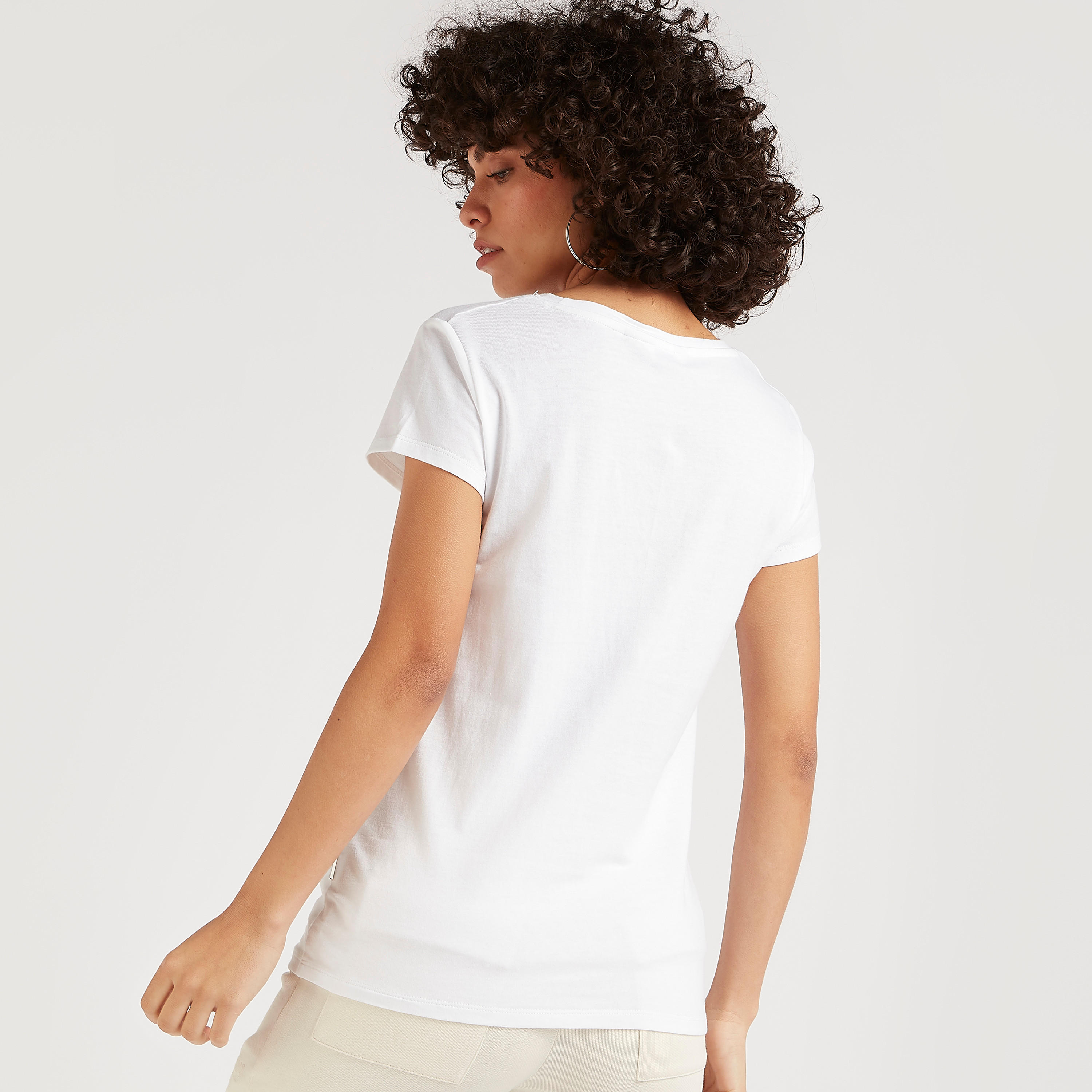 تيشيرت بياقة ضيّقة وأكمام كاب وطبعات من لي كوبر-women-clothing-tshirts-image-1
