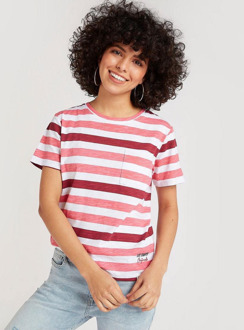 تيشيرت مقلّم بياقة ضيّقة وأكمام قصيرة من لي كوبر-women-clothing-tshirts-image-6