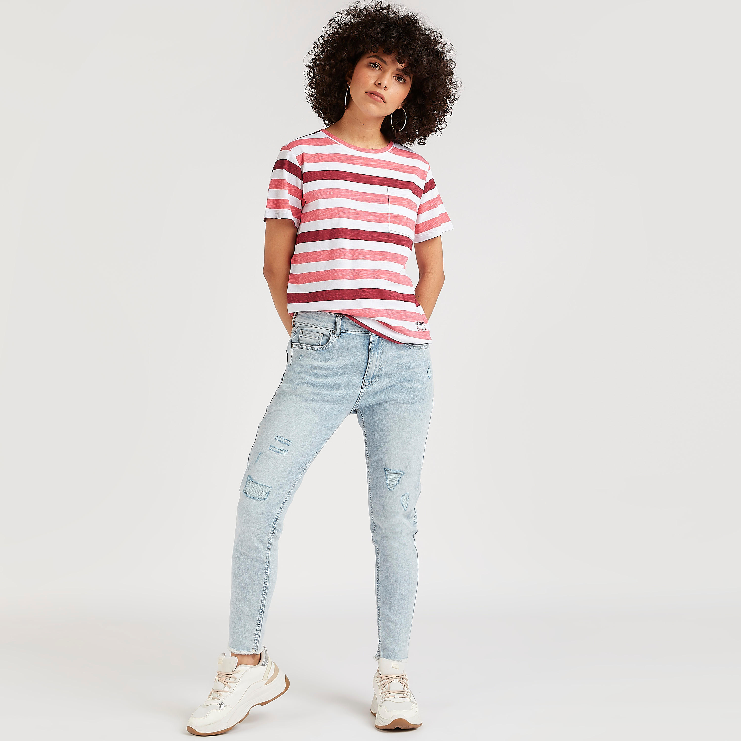 تيشيرت مقلّم بياقة ضيّقة وأكمام قصيرة من لي كوبر-women-clothing-tshirts-image-5