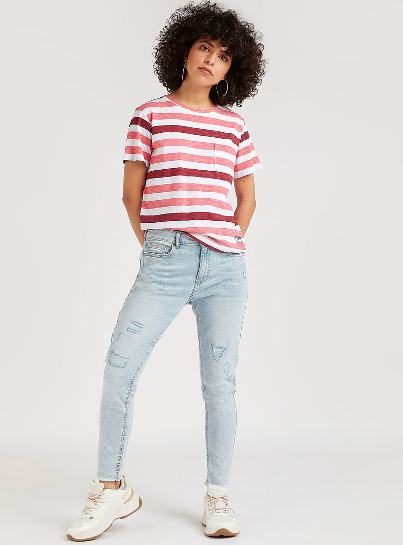 تيشيرت مقلّم بياقة ضيّقة وأكمام قصيرة من لي كوبر-women-clothing-tshirts-image-5