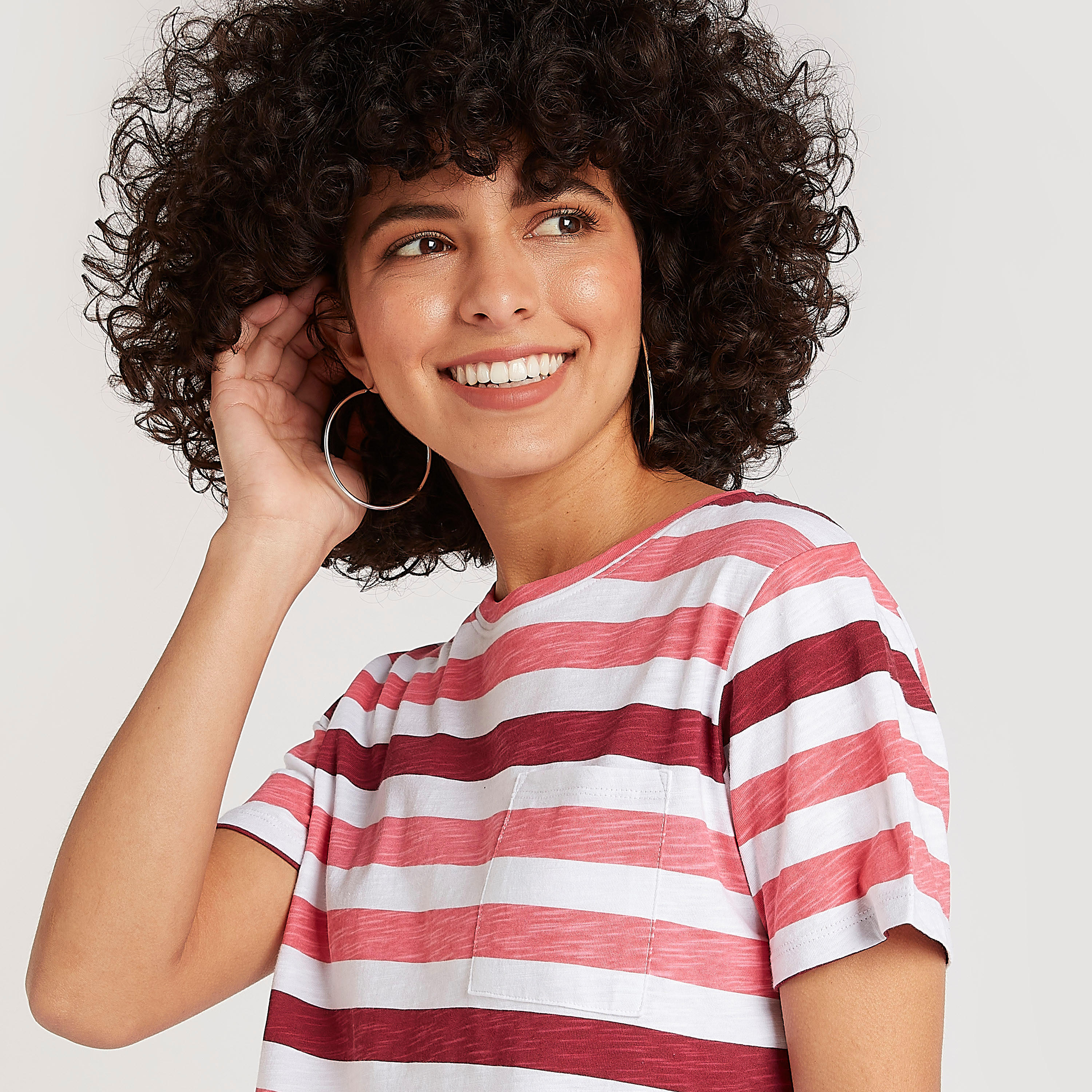 تيشيرت مقلّم بياقة ضيّقة وأكمام قصيرة من لي كوبر-women-clothing-tshirts-image-4